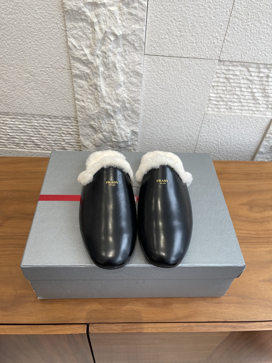 NO:592866,Top version: PRADA 2025 autumn and winter new slip-on furry shoes and fur slippers. Prada’s slip-on furry slippers are made of cowhide + white wool. The texture is super high-end and warm!  The upper is simple, and the golden logo is low-key and recognizable. The heelless design is easy to put on and take off. It goes well with sweaters and skirts in autumn and winter. It is comfortable and fashionable ~ The soles are non-slip, suitable for daily commuting or leisure. It has both practicality and design. It is suitable for you who like to live a refined life!  Fabric imported calfskin/cow suede, lining imported wool, outsole original molded rubber outsole Size 35-41 (40 41 customized, non-returnable), semi-shoes, prada, prada, skirts, sweaters, cowhide19860909顶级版本: PRADA 普拉达 2025 秋冬新款 一脚蹬 毛毛鞋 毛拖 Prada这款一脚蹬毛拖,采用牛皮＋白色羊毛,质感超高级又保暖！鞋面简约,金色Logo低调有辨识度.无后跟设计,穿脱方便,秋冬搭配毛衣裙装都很出彩,舒适又时髦～鞋底防滑,日常通勤或休闲都OK,实用与设计感兼具,适合喜欢精致生活的你！ 面料进口小牛皮/牛反绒 内里进口羊毛 大底原版开模橡胶大底 Size35-41（40 41定做不退换）,半拖毛毛鞋,prada,prada,skirts,sweaters,cowhide,Women's Shoes