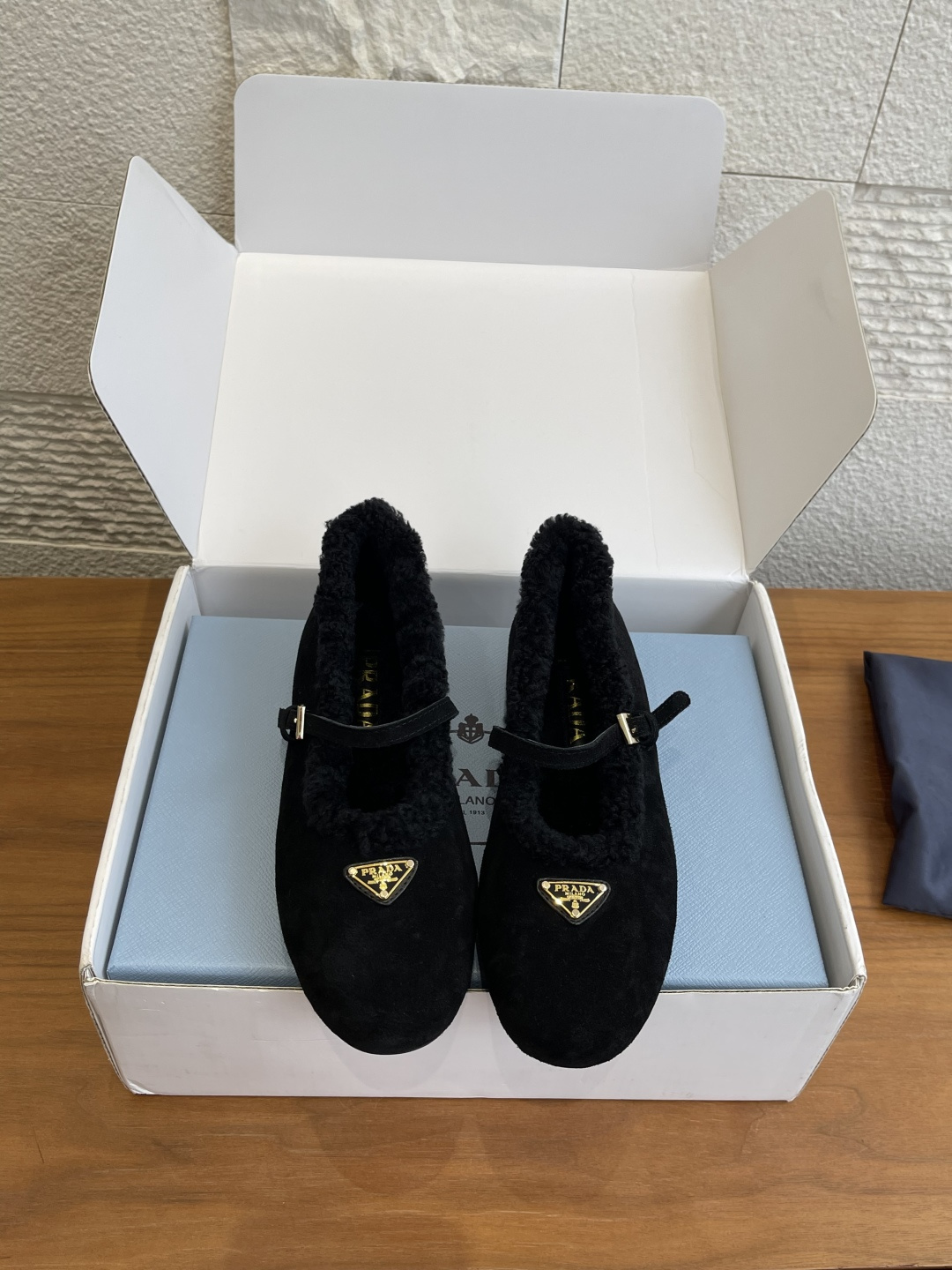 NO:592862,Top version (delivery counter exquisite box) PRADA Prada 25ss new autumn and winter wool triangular buckle Mary Jane ballet shoes PRADA The design of this ballet shoe uses soft silhouette and winter texture to redefine the classic style of feminine shoes. Decorated with an enameled triangle metal logo. Classic lines and exquisite details define round-toe shoes, with a round-toe design and rubber soles, highlighting classic lines and exquisite elegant details. Fabric imported cow suede Lining/feet imported sheepskin  Outsole original molded rubber outsole Size35-41 (40 41 custom-made and non-returnable), fur shoes, prada, prada, mary jane, sheepskin19860909顶级版本（配送专柜精美盒） PRADA 普拉达 25ss 秋冬新款 羊毛 三角扣 玛丽珍 芭蕾舞鞋 PRADA 此款芭蕾舞鞋的设计运用柔和轮廓和冬季质感,重新定义女性化鞋履的经典风格.饰以涂珐琅三角形金属徽标.经典线条与精致细节定义圆头鞋履,采用圆头设计,搭配橡胶鞋底,彰显经典线条和精致优雅细节. 面料进口牛反绒 内里/垫脚进口羊皮 大底原版开模橡胶大底 Size35-41（40 41定做不退换）,毛毛鞋,prada,prada,mary jane,sheepskin,Women's Shoes