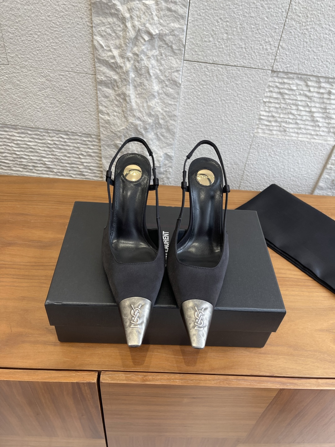 NO:592860,Top version: SAINT LAURENT 25ss spring and summer new square toe metal toe stiletto sandals single shoes YSL Yves Saint Laurent JEANNE smooth leather slingback high heels. Slingback high heels, square metal tip toe cover design, decorated with LECASSANDRE martele, square cut upper and stiletto heel. Fabric: imported calfskin open edge beads/suede lining/foot pads: imported sheepskin  Outsole: Genuine leather outsole imported from Italy Heel height: 11cm Size: 35-41 (40 41 customized, non-refundable), high heels sandals, saint laurent, saint laurent, saint laurent, sandals, high heels, cowhide, sheepskin, chamois leather, Leather soles19860909顶级版本: SAINT LAURENT 圣罗兰 25ss 春夏新款 方头金属头 细高跟 凉鞋 单鞋 YSL 圣罗兰JEANNE光滑皮革露跟高跟鞋.露跟高跟鞋,方形金属尖鞋头盖设计,饰以LECASSANDRE martele, 膳配方形剪裁鞋面和细高跟. 面料: 进口小牛皮开边珠/麂皮 内里/垫脚: 进口羊皮 大底: 意大利进口真皮大底 跟高: 11cm Size: 35-41(40 41定做不退换）,高跟鞋凉鞋,saint laurent,saint laurent,saint laurent,sandals,high heels,cowhide,sheepskin,chamois leather,Leather soles,Women's Shoes