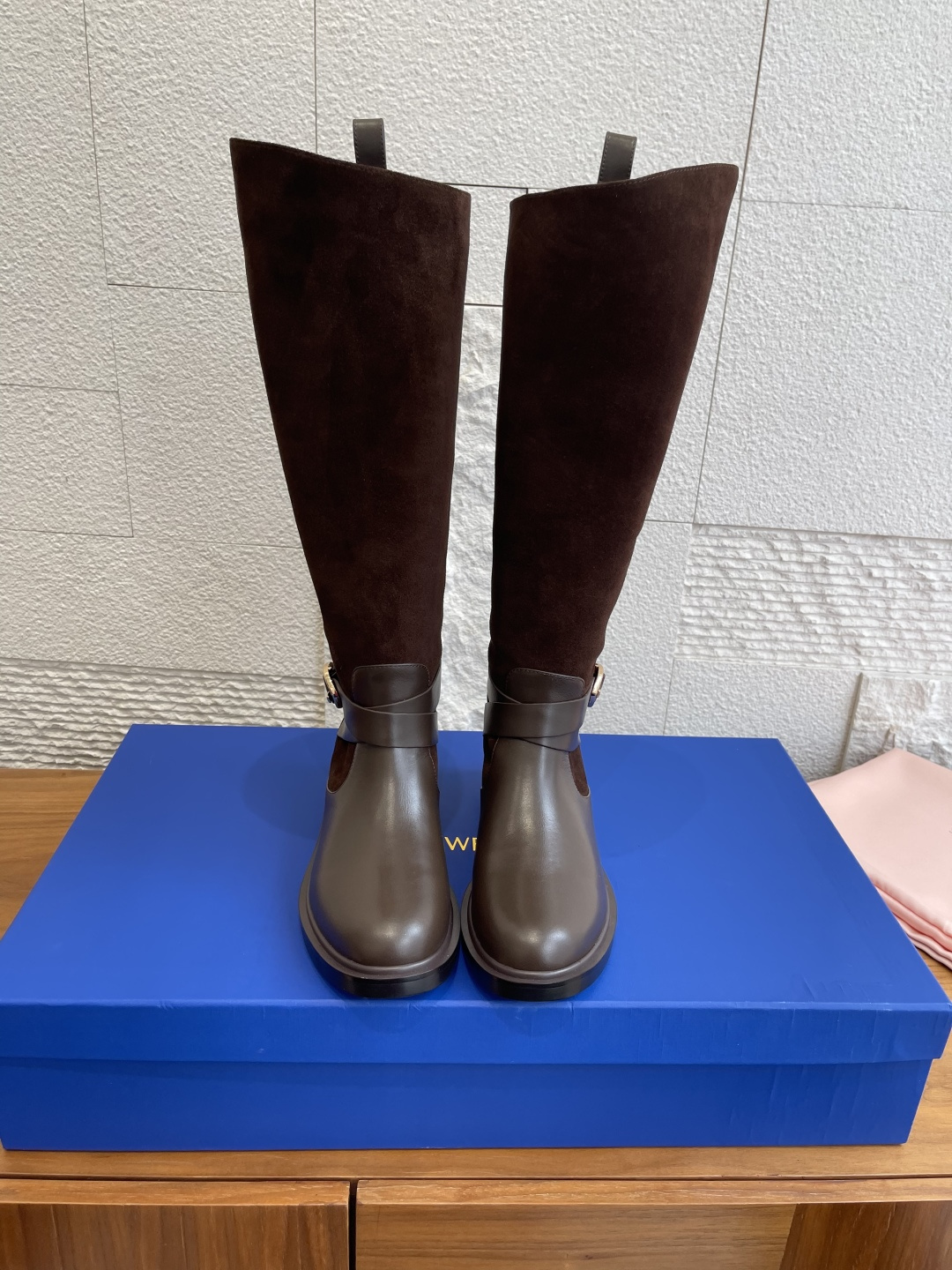 NO:592842,Top version: denim suede STUARTWEITZMAN FA25 new autumn and winter BENNI knight boots SW This BENNI knight boot uses a splicing design to reshape the classic knight boot shape. The golden buckle echoes the cold and warm texture of the frosted leather surface, increasing the layering of the shape. The wraparound drawstring design connects the two materials in series and uses the collision of multiple materials to inject new fashion vitality into the knight boots and create a unique and interesting style rhythm. Fabric imported calfskin/suede/washed denim  Imported sheepskin lining, original molded rubber outsole, Size 35-40 (40 customized, non-returnable), boots, stuart weitzman, boots, cowhide, sheepskin, chamois leather19860909顶级版本:牛仔布 麂皮 STUARTWEITZMAN FA25 秋冬新款 BENNI 骑士靴 SW这款BENNI骑士靴,以拼接设计重塑经典骑士靴型金色搭扣与磨砂皮面冷暖呼应,增加造型层次感绕式束带设计将两种材质进行串联融合借多元材质碰撞,为骑士靴注入全新时尚活力,踏出别有意趣的风格节奏. 面料进口小牛皮/麂皮/水洗牛仔布 内里进口羊皮 大底原版开模橡胶大底 Size35-40（40定做不退换）,靴子,stuart weitzman,boots,cowhide,sheepskin,chamois leather,Women's Shoes