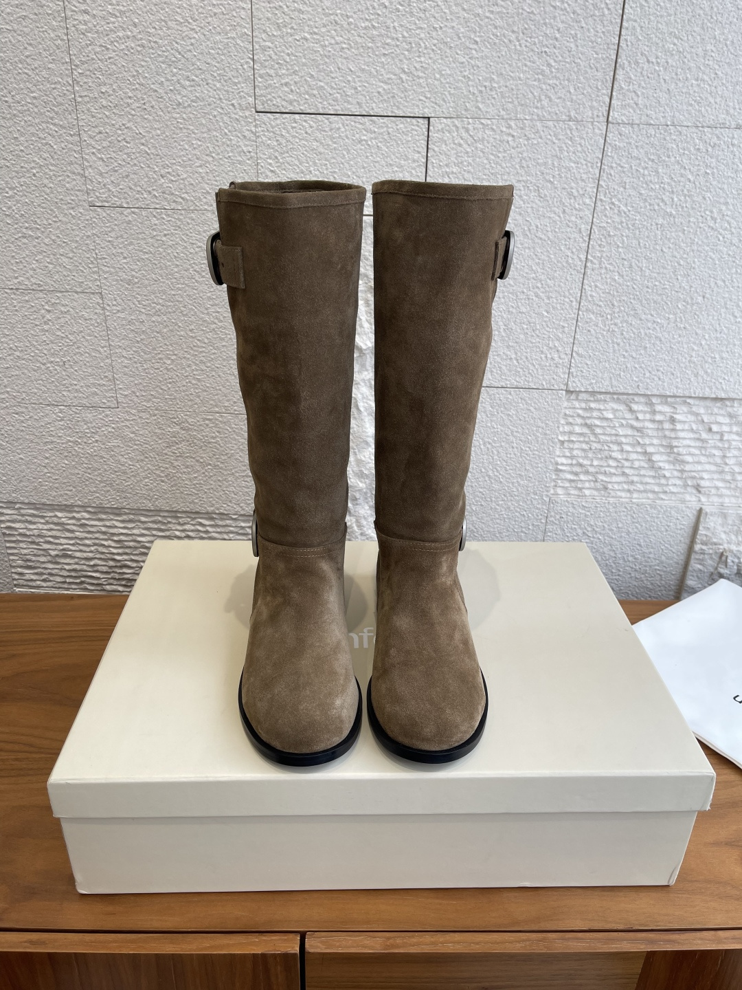 NO:592845,Top version: Unfolio 2025 autumn and winter new style [Ma Sichun same style] metal buckle pile boots mid-calf knight boots  The uppers of Unfolio in different colors are made of smooth calfskin, aged cowhide and suede, and full suede. The lining of the boot shaft is made of fine elastic Lycra fabric. The material is smooth and smooth. You can immediately feel the unique comfort of the boots as soon as you put it on your feet. The specially customized thickened rubber sole is easy to take care of and is more suitable for daily high-frequency wear. The fabric is imported cowhide/cow suede and the lining is imported sheepskin.  Outsole original molded outsole Size35-41 (40 41 custom-made and non-returnable), boots, boots, cowhide, sheepskin19860909顶级版本: Unfolio 2025 秋冬新款【马思纯同款】金属搭扣 堆堆靴 中筒骑士靴 Unfolio这款不同配色的鞋面分别采用光面质感的小牛皮、做旧日表面质感的牛皮与翻毛皮拼接以及全翻毛皮作为鞋面,靴筒内里则选择细腻的弹力莱卡织物,材质顺滑流畅,入脚的一瞬,便能即刻感受到靴子特有的舒适感.特别定制的加厚橡胶鞋底,方便打理,更适合日常高频率穿着. 面料进口牛皮/牛反绒 内里进口羊皮 大底原版开模大底 Size35-41（40 41定做不退换）,靴子,boots,cowhide,sheepskin,Women's Shoes
