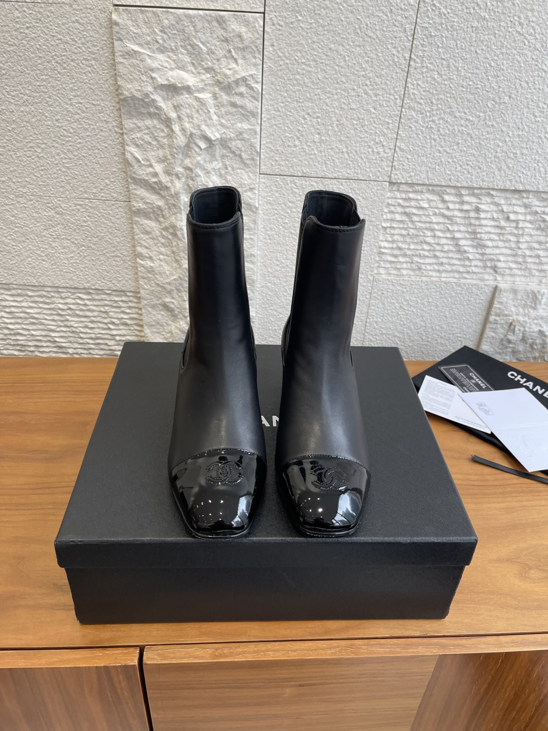 NO:592848,Top version: CHANEL Chanel 2025 new autumn and winter style stitching square toe elastic thick heel short boots Chanel black stitching thick heel short boots, classic small fragrant design, the upper is made of imported sheepskin + patent leather stitching, the texture is delicate and durable. Sheepskin lining, comfortable to wear, Italian genuine leather outsole, perfect wear resistance. 5cm thick heel, elongates the leg line and is super stable, perfect for commuting and dating!  The double CLogo on the toe is low-key and luxurious, and the elastic sides are easy to put on and take off. It is versatile in autumn and winter, and can be easily worn in skirts and trousers, and the elegance is directly filled with elegance. Fabric imported sheepskin, lining imported sheepskin, outsole imported Italian leather outsole Size 35-41 (40 41 customized, non-returnable), boots, chanel, chanel, boots, skirts, sheepskin, Leather soles19860909顶级版本: CHANEL 香奈儿 2025 秋冬新款 拼接 方头 松紧 粗跟 短靴 Chanel黑色拼接粗跟短靴,经典小香风设计,鞋面选用进口羊皮+漆皮拼接,质感细腻又耐用.羊皮内里,穿着舒适,意大利真皮大底,耐磨性满分.5cm粗跟,拉长腿部线条同时超稳,通勤约会都很适合！鞋头双CLogo低调奢华,侧边松紧方便穿脱,秋冬百搭,裙装裤装都能轻松驾驭,优雅气质直接拉满. 面料进口羊皮 内里进口羊皮 大底意大利进口真皮大底 Size35-41（40 41定做不退换）,靴子,chanel,chanel,boots,skirts,sheepskin,Leather soles,Women's Shoes