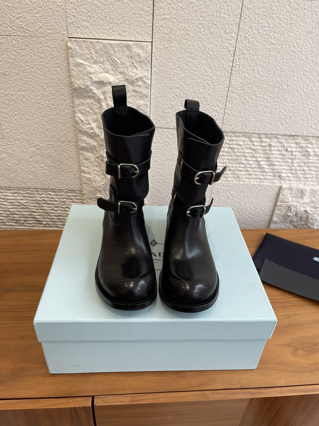 NO:592851,Top version: PRADA 2025 Autumn and Winter New Big Round Toe Belt Buckle Retro Cowboy Boots Knight Boots Martin Boots Prada’s belt buckle knight boots, imported calfskin + double belt buckles, full of retro motorcycle style!  The short-tube design makes your legs longer, and the non-slip rubber sole is super practical, making it easy to handle during daily commuting or music festivals. It is lined with cowhide, which is super warm for autumn and winter wear, comfortable and fashionable. It is versatile and can be worn with jeans or short skirts. You can switch between sweet and cool or retro styles at will. It is a must-have item for autumn and winter!  Fabric imported calfskin, lining imported cowhide, outsole original molded rubber outsole Size 35-40 (customized for 40, non-returnable), boots, prada, prada, boots, skirts, jeans, cowhide19860909顶级版本: PRADA 普拉达 2025 秋冬新款 大圆头 皮带扣 复古牛仔靴 骑士靴 马丁靴 Prada这皮带扣骑士靴,进口小牛皮+双皮带扣,复古机车风满满！短筒设计显腿长,防滑橡胶底超实用,日常通勤or音乐节都能轻松驾驭.内里牛皮,秋冬穿超暖,舒适又时髦.百搭属性,配牛仔裤、短裙都OK,甜酷or复古风随心切换,是秋冬穿搭必备单品！ 面料进口小牛皮 内里进口牛皮 大底原版开模橡胶大底 Size35-40（40定做不退换）,靴子,prada,prada,boots,skirts,jeans,cowhide,Women's Shoes