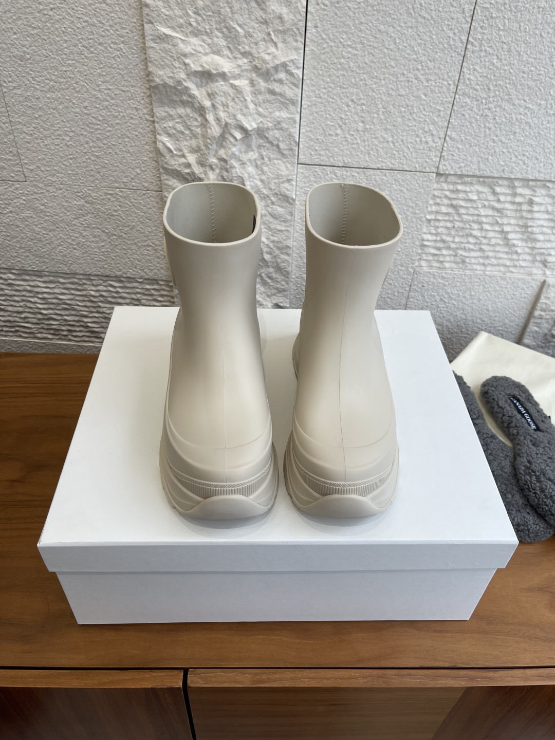 NO:592854,Top version: CANADA GOOSE Vancouver women's rain boots, outdoor short boots, Canada Goose Vancouver women's rain boots, made of waterproof PU material, simple upper, with classic emblem grass, full of brand sense!  The thick rubber sole has strong traction and is suitable for a variety of terrains. Equipped with a removable winter insole, it can be worn in all seasons!  The boot shaft has a moderate height and the pull-tab design is super easy to put on and take off. It is fashionable and practical. It is suitable for outdoor use in rainy days or daily commuting. It can also be paired with casual clothes to easily enhance the look. The molded upper lining is made of wool blend fabric, which has higher warmth and comfort. Comes with two pairs of insoles. Insole 1 (inside the boot) - Made of shearling lining, which has better warmth. Insole 2 (in the box) =  OrthoLite insole, more comfortable, PU lightweight midsole, excellent durability and traction Size35-40 (40 customized, non-returnable), boots, boots, rain boots19860909顶级版本: CANADA GOOSE 加拿大鹅 Vancouver女士雨靴 户外短靴 加拿大鹅 Vancouver女士雨靴,采用防水PU材质,鞋面简约,搭配经典徽草,品牌感满满！厚实橡胶鞋底抓地力强,适合多种地形.配有可拆卸冬季鞋垫,四季都能穿！靴筒高度适中,拉环设计超方便穿脱,时尚又实用,雨天户外或日常通勤都很适合,还能搭配休闲服饰,轻松提升造型感. 模塑鞋面内衬采用羊毛混纺面料制成,保暖性和舒适度都更高 配有两双鞋垫 鞋垫1（在靴子内）-采用羊剪绒衬里,保暖性更好 鞋垫2（在盒内）= OrthoLite鞋垫,更加舒适PU轻质中底,具有出色的耐用性和抓地力 Size35-40（40定做不退换）,靴子,boots,rain boots,Women's Shoes