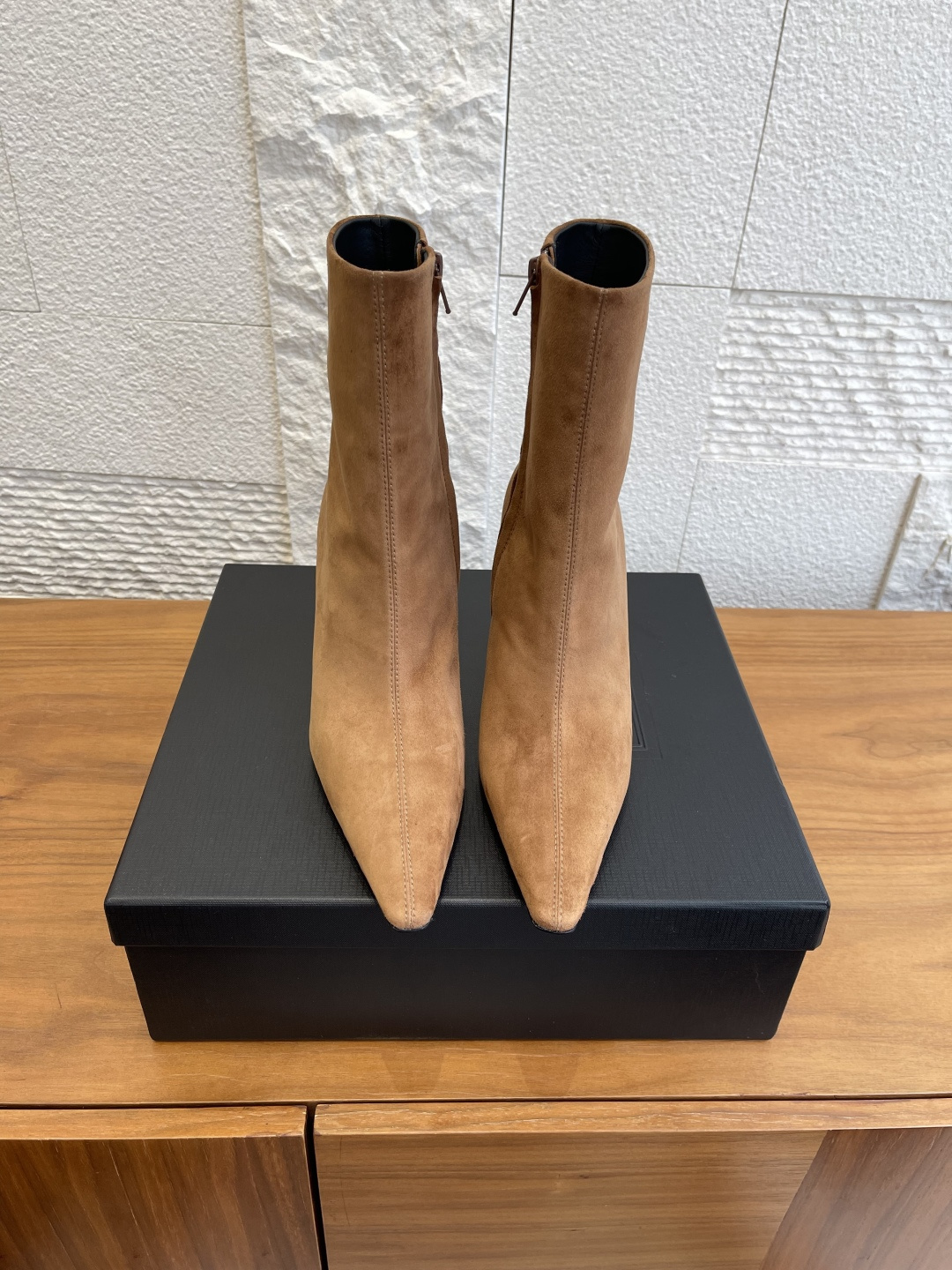 NO:592857,Top version: SAINT LAURENT 25ss new autumn and winter pointed-toe zipper stiletto boots YSL Saint Laurent ASHLEY short boots, these pointed-toe high-heeled short boots are super atmospheric in autumn and winter!  The pointed toe design elongates the leg line, making you look slimmer and taller. The high heels are about 9cm, giving you full marks for elegance. The mid-calf boots + side zippers are easy to put on and take off and fit the shape of your feet. Whether worn with a skirt or jeans, it can be easily worn for commuting and dating. It can hold French retro or Korean fragrances. It is a must-have and versatile item for autumn and winter wardrobes!  Fabric butter leather/suede lining/foot pads: imported sheepskin outsole: leather outsole imported from Italy Heel height: 8.5cm Size: 35-41 (40 41 custom-made and non-refundable), boots, saint laurent, saint laurent, saint laurent, boots, skirts, jeans, sheepskin, chamois leather, Leather soles19860909顶级版本: SAINT LAURENT 圣罗兰 25ss 秋冬新款 尖头拉链 细高跟 短靴 YSL 圣罗兰ASHLEY短靴,这款尖头高跟短靴,秋冬穿超有氛围感！尖头设计拉长腿部线条,显瘦显高,高跟约9cm,优雅气质满分数.中筒靴筒+侧拉链,穿脱方便又贴合脚型.无论搭裙装还是牛仔裤,通勤约会都能轻松驾驭,法式复古or韩系小香风都能hold住,是秋冬衣橱必备百搭单品！ 面料牛油皮/麂皮 内里/垫脚: 进口羊皮 大底: 意大利进口真皮大底 跟高: 8.5cm Size: 35-41(40 41定做不退换）,靴子,saint laurent,saint laurent,saint laurent,boots,skirts,jeans,sheepskin,chamois leather,Leather soles,Women's Shoes