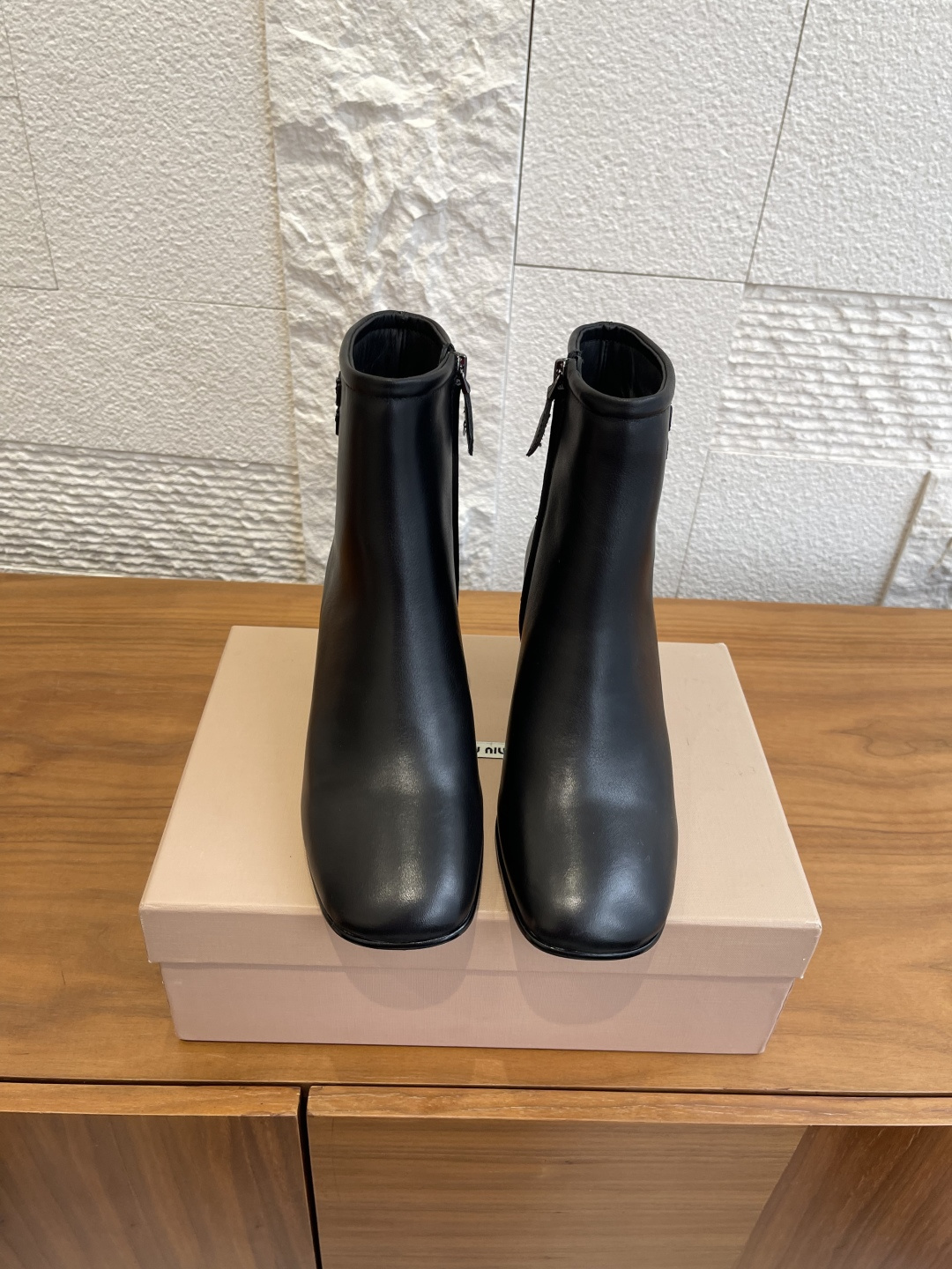 NO:592858,Top version: MIU MIU 2025 Autumn and Winter New Style Retro Polished Zipper Thick Heel Short Boots Miu Mio retro short boots are made of polished calfskin, the upper is soft and shiny, and the cotton lining is super comfortable. The side zipper design is easy to put on and take off, and the heel is about 6.5cm, which lengthens the leg line and is stable. The square toe is full of retro feeling, and it looks great with skirts and trousers, and can be used for commuting and leisure.  .Black is versatile and a must-have for autumn and winter. Pair it with suit pants or short skirts to easily achieve a cool or workplace fashionable look!  Fabric imported rubbed calfskin, sheepskin lining, outsole, genuine leather outsole imported from Italy, heel height 6.5cm, Size 35-41 (40 41 customized, non-returnable), boots, miumiu, boots, skirts, business suit, cowhide, sheepskin, Leather soles19860909顶级版本: MIU MIU 缪缪 2025 秋冬新款 复古擦色 拉链 粗跟 短靴 Miu Mio复古短靴,选用擦色小牛皮,鞋面柔软有光泽,内里棉质超舒适.侧边拉链设计,穿脱方便,后跟约6.5cm,拉长腿部线条又稳走.方头复古感满满,搭配裙装裤装都很出彩,通勤休闲都能驾驭 .黑色百搭,秋冬穿搭必备,配西装裤或短裙,轻松get甜酷or职场时髦感！ 面料进口擦色小牛皮 内里羊皮 大底意大利进口真皮大底 跟高6.5cm Size35-41（40 41定做不退换）,靴子,miumiu,boots,skirts,business suit,cowhide,sheepskin,Leather soles,Women's Shoes