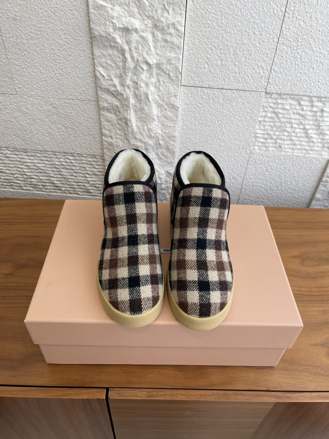 NO:593336,Top version: MIU MIU 2025 new autumn and winter wool short boots, snow boots, fur shoes. MiuMiu's wool short boots, high mercerized cow suede + soft wool lining, warm and comfortable!  The rubber soles are non-slip, making daily wear stress-free. The slip-on design is super convenient, with retro round toes and thick soles, which are fashionable and practical. They look great with short skirts, stockings or jeans in autumn and winter. They are both comfortable and fashionable, making them a must-have item in winter!  Fabrics are imported high-mercerized cow suede/original customized fabrics. Lining is imported wool. Outsole is original molded rubber outsole. Size 35-40 (custom-made for 40, non-refundable), snow boots, miumiu, boots, skirts, jeans.19860909顶级版本: MIU MIU 缪缪 2025 秋冬新款 羊毛短靴 雪地靴 毛毛鞋 MiuMiu这款羊毛短靴,高丝光牛反绒+柔软羊毛内里,保暖又舒适！橡胶鞋底防滑,日常穿搭无压力.一脚蹬设计超方便,复古圆头+厚底,时髦又实用.秋冬搭配短裙、长袜或牛仔裤都很出彩,舒适与时尚兼具,是冬季必备单品！ 面料进口高丝光牛反绒/原版定制布料 内里进口羊毛 大底原版开模橡胶大底 Size35-40（40定做不退换）,雪地靴,miumiu,boots,skirts,jeans,Women's Shoes