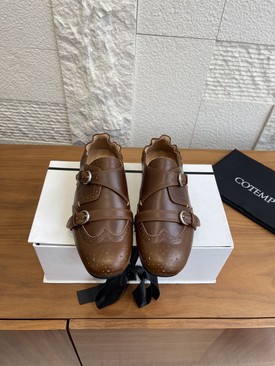 NO:593351,Top version: COTEMP 55FW new brogue soft menk shoes and loafers that have recently become popular all over the Internet. COTEMP This traditional menk shoe has a wide horizontal strap decoration and metal buckle on the upper, and is pressed on the tongue, making it easy to put on and take off, comfortable and versatile. COTEMP Ducal Brode  On the basis of retaining the classical elements and texture of Monk shoes, Monk has comprehensively iterated past seasons' styles, making them softer and thinner. The leather surface has been treated with distressing technology, giving it a more retro temperament. Hand-made pleats are incorporated into the ankles to add exquisite details and can be worn to wrap or step on the feet. This series is available in four colors, showing different styles. The fabric is waxed cowhide/calfskin/suede/rubbed sheepskin, lining sheepskin outsole, original molded rubber outsole  Size35-41 (40 41 customized, non-returnable), casual shoes/sports shoes, loafers, sneakers, cowhide, sheepskin, chamois leather19860909顶级版本: COTEMP 55FW新款 最近火爆全网的布洛克柔软孟克鞋 乐福鞋 COTEMP这款传统的孟克鞋鞋面上有一个宽大的横向带装饰及金属环扣,并压附于鞋舌上,穿脱方便且舒适百搭.COTEMP Ducal Brode Monk在保留孟克鞋古典元素和质感的基础上,对往季的款式进行全面迭代,更具有柔软轻薄的特质.皮料表面经过做旧工艺处理,更具复古气质.脚踝处融入手工抽褶,增加精致细节感的同时,可包脚或踩脚穿着.该系列共四色可选,展现不同风格. 面料变急油蜡牛皮/小牛皮/麂皮/擦色羊皮 内里羊皮 大底原版开模橡胶大底 Size35-41（40 41定做不退换）,休闲鞋/运动鞋,loafers,sneakers,cowhide,sheepskin,chamois leather,Women's Shoes