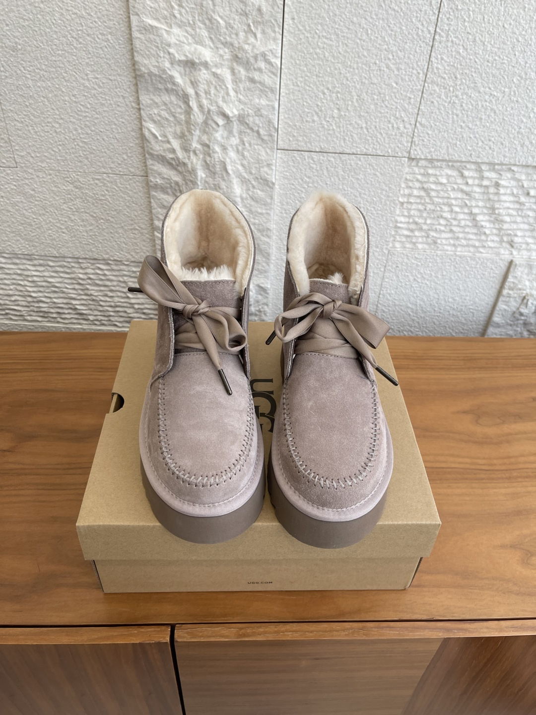 NO:593347,Top version: UGG 2025 new autumn and winter Kallen Platform thick-soled model with foldable collar, casual lazy fur shoes, short boots UGG Kallen thick-soled snow boots, suede upper + foldable wool collar, soft and warm!  The bow ribbon on the upper has a great sense of design, and the thick sole increases the height by about 5cm, making the legs longer and non-slip, making it super safe to wear in winter. The inner sheepskin fur is integrated, comfortable to wear, and suitable for long walks. The two colors are very versatile, and they are great with skirts and trousers. They are suitable for daily commuting or outdoor activities, practical and fashionable. The fabric is imported cow suede, and the lining is imported wool. The outsole is original EVA outsole. Size35-40 (customized for 40, non-refundable), snow boots, tom  ford,boots,skirts,sheepskin19860909顶级版本: UGG 2025 秋冬新款 Kallen Platform 凯琳 厚底款 可翻折鞋领 休闲懒人毛毛鞋 短靴 UGG凯琳厚底雪地靴,翻毛皮鞋面+可翻折羊毛鞋领,柔软又保暖！鞋面蝴蝶结缎带超有设计感,厚底增高约5cm,显腿长还防滑,冬天穿超安心.内里羊皮毛一体,穿着舒适,适合长时间行走.2个颜色超百搭,配裙装裤装都很出彩,日常通勤或户外活动都很适合,实用又时髦. 面料进口牛反绒 内里进口羊毛 大底原版EVA大底 Size35-40（40定做不退换）,雪地靴,tom ford,boots,skirts,sheepskin,Women's Shoes