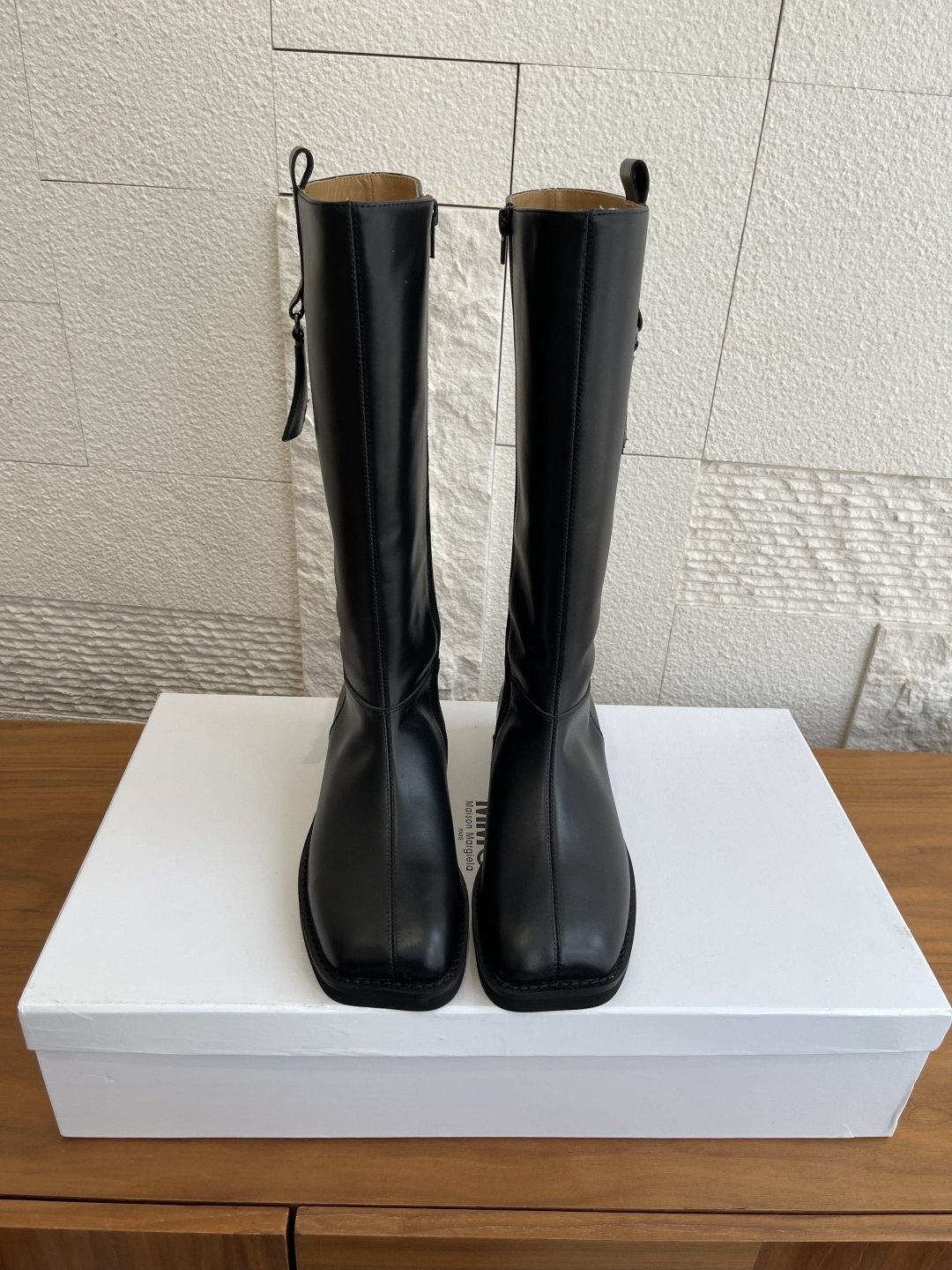 NO:593345,Top version: suede, calfskin, Maison Margiela MM6 Margiela, autumn and winter new style, apple toe knight boots, MM6 tabi apple toe shoes and boots. The original lasted shoes are very generous and can be easily matched with various styles. The good news for short legs is that the upper body becomes longer legs in an instant. The brand nameplate embellishment makes the boots' level instantly sublimated. The upper feet are not bound by the rules, and you can be yourself as you like ~ the upper feet are soft and comfortable.  Fabric imported suede/calf leather lining imported cowhide outsole original molded rubber foam outsole Size 35-40 (customized for 40 non-refundable), boots, masion margiela, masion margiela, boots, cowhide, chamois leather19860909顶级版本:麂皮 小牛皮 Maison Margiela MM6马吉拉 秋冬新款 苹果头 骑士靴 MM6家tabi苹果头鞋靴,原版套楦鞋型很大方,搭配各种风格都轻松驾驭 小短腿的福音 上身瞬间秒变大长腿 ,品牌铭牌点缀,让靴子层次瞬间升华.上脚不被常规所拘束,随心所欲做自己～上脚炒鸡柔软舒适 面料进口麂皮/小牛皮 内里进口牛皮 大底原版开模橡胶发泡大底 Size35-40（40定做不退换）,靴子,masion margiela,masion margiela,boots,cowhide,chamois leather,Women's Shoes