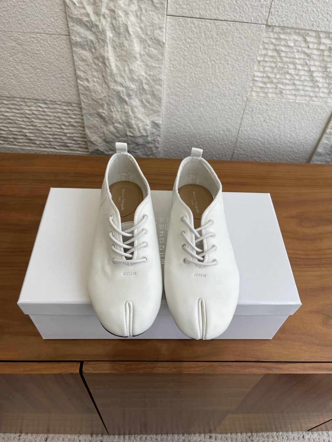NO:593343,Top version: Maison Margiela MM6 2026 spring new lace-up Tabi split-toe shoes ballet shoes MM6 Margiela Tabi split-toe shoes, the toe is the iconic split-toe shape, with a lace-up style, it has a pioneering niche recognition, the style is unique and non-contrasting. The upper is made of fine leather, some styles have metallic luster or texture, and the details are high-end; there is a brand logo inside the shoe, and the tone is unified.  It has both a minimalist and avant-garde feel. It can be worn with minimalist suits, retro jeans, niche design dresses, and is suitable for various styles such as avant-garde, lazy, and sophisticated. The flat shoe shape is comfortable on the feet; the shoe shape fits the foot shape and can be worn for daily commuting or casual occasions. The upper is imported sheepskin/exploded cowhide/vegetated soft cowhide, the lining is double-sided velvet, and the outsole is genuine leather. Size 35-41 (size 40)  Size 41 (customized, non-refundable), split-toe shoes, masion margiela, masion margiela, flats, skirts, jeans, business suit, cowhide, sheepskin, Leather soles19860909顶级版本: Maison Margiela MM6马吉拉 2026 春季新款系带Tabi分趾鞋 芭蕾舞鞋 MM6马吉拉Tabi分趾鞋,鞋头是标志性分趾造型,搭配系带款式,自带先锋小众的辨识度,风格独特不撞款.鞋面是细腻皮革,部分款式有金属光泽或纹理质感,细节处显高级；鞋内有品牌标识,调性统一. 兼具极简与先锋感,能搭极简风西装、复古牛仔裤、小众设计感连衣裙,适配先锋、慵懒、轻熟等多种风格.平底鞋型,脚感舒适；鞋型贴合脚型,日常通勤或休闲场合都能穿. 鞋面进口羊皮/爆裂牛皮/植柔牛皮 内里双面绒 大底真皮大底 size 35-41码（40 41码定制不退换）,分趾鞋,masion margiela,masion margiela,flats,skirts,jeans,business suit,cowhide,sheepskin,Leather soles,Women's Shoes