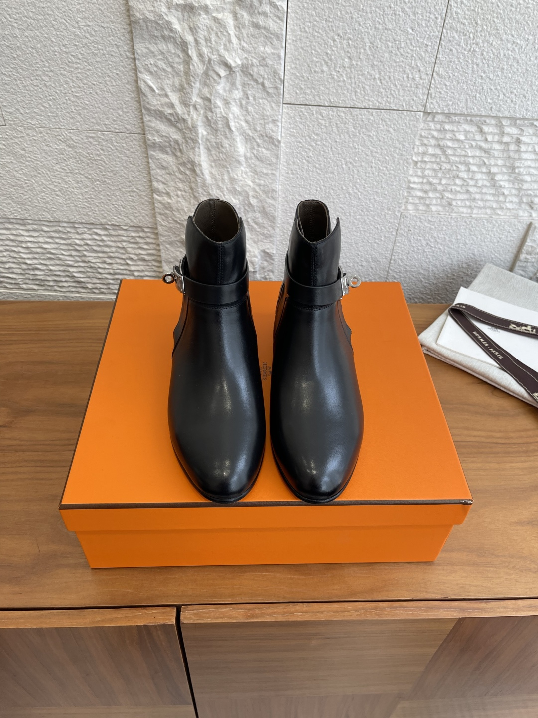 NO:594443,Top version: HERMES 2025 autumn and winter new Kelly buckle Neo ankle boots short boots  Hermes Kelly Buckle Neo short boots are made of soft Heritage calfskin with palladium-plated metal buckles. They are simple, elegant and classic. The color-changed outsole imported from Italy is wear-resistant and comfortable. The ankle-length design + micro heel modifies the leg shape and is comfortable, suitable for long-term wear. Available in black and natural colors, it can be paired with a coat or skirt in autumn and winter to easily create a high-end casual style. It is one of the classic Hermès items that maintains and appreciates its value. Imported calf leather on the upper and imported cow leather on the lining  Outsole Imported from Italy, color-changed genuine leather outsole size 35-41 (customized sizes 40 and 41 are not returnable), boots, hermes, hermes, hermes, boots, skirts, cowhide, Leather soles19860909顶级版本: HERMES 爱玛仕 2025 秋冬新款 Kelly搭扣 Neo及踝靴 短靴 Hermes爱马仕Kelly扣Neo短靴,采用柔软Heritage小牛皮,搭配镀钯金属扣,简约优雅又经典.意大利进口改色大底,耐磨舒适.及踝设计+微跟,修饰腿型又舒适,适合长时间穿着.黑色和自然色可选,秋冬搭配大衣或裙装,轻松打造高级休闲风,是爱马仕经典单品之一,保值又升值 . 鞋面进口小牛皮 内里进口牛皮 大底意大利进口改色真皮大底 size 35-41码（40 41码定制不退换）,靴子,hermes,hermes,hermes,boots,skirts,cowhide,Leather soles,Women's Shoes