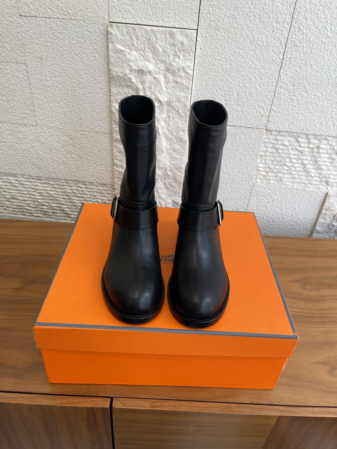 NO:594445,Top version: HERMES 2025 autumn and winter new Albion buckle Leo ankle boots short boots  Hermes calf leather Biker ankle boots, paired with the iconic Albion shoe buckle. Create a fashion-forward look. Made of high-quality calf leather, the texture is delicate and durable. The classic round toe + belt buckle design is full of retro feel, practical and fashionable. It is very suitable for autumn and winter wear, and the non-slip soles are stable for walking. Whether worn with jeans or a coat, you can easily create an elegant or cool look. It is a must-have item for khaki style and retro wear!  1 Suitable for daily commuting and leisure, comfortable and stylish~ Imported calfskin upper/high mercerized cow suede, imported cowhide lining, outsole, genuine leather outsole imported from Italy, heel height 3cm, size 35-41 (40 and 41 sizes are customized and non-refundable), boots, hermes, hermes, hermes, boots, jeans, cowhide, Leather soles19860909顶级版本: HERMES 爱玛仕 2025 秋冬新款 Albion扣 Leo及踝靴 短靴 Hermes爱马仕小牛皮Biker及踝靴,搭配标志性Albion鞋扣.打造时尚前卫造型.采用优质小牛皮,质感细腻又耐用.经典圆头+皮带扣设计,复古感满满,实用又时髦.秋冬穿超合适,防滑鞋底走路稳稳的.无论搭牛仔裤还是大衣,都能轻松打造优雅or酷帅风,是咔叽风和复古穿搭必备单品！1日常通勤、休闲都能驾驭,舒适又有型～ 鞋面进口小牛皮/高丝光牛反绒 内里进口牛皮 大底意大利进口真皮大底 跟高3cm size 35-41码（40 41码定制不退换）,靴子,hermes,hermes,hermes,boots,jeans,cowhide,Leather soles,Women's Shoes