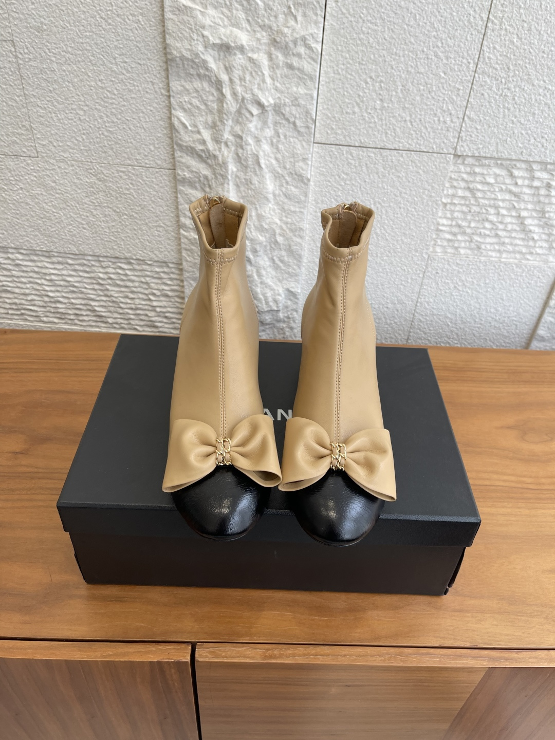 NO:594447,Top version: CHANEL Chanel 2025 autumn and winter new style bow thick heel back zipper short boots elastic boots Chanel butterfly flower short boots, selected lambskin + elastic stitching, full of French retro feeling!  The round toe + thick heel design, with a heel height of about 5.5cm, elongates the leg lines and is comfortable and not tiring the soles of the feet. The elastic lycra inside fits the shape of the feet. It is super elegant when worn with skirts or coats in autumn and winter, and can be easily controlled in daily commuting. Classic and versatile, practical and elegant, it is a must-have item in autumn and winter!  Fabric: Imported sheepskin; Lining: Stretch Lycra; Outsole: Italian imported leather outsole; Size 35-41 (40 to 41 customized, non-refundable), boots, chanel, chanel, boots, skirts, sheepskin, Leather soles19860909顶级版本: CHANEL 香奈儿 2025 秋冬新款 蝴蝶结 粗跟 后拉链 短靴 弹力靴 Chanel香奈儿蝴蝶花短靴,精选小羊皮+弹力拼接,法式复古感满满！圆头+粗跟设计,跟高约5.5cm,拉长腿部线条又舒适不累脚心.内里弹力莱卡,贴合脚型,秋冬搭裙装或大衣都超优雅,通勤日常都能轻松驾驭.经典百搭,实用又有气质,是秋冬必入单品！ 面料进口羊皮 内里弹力莱卡 大底意大利进口真皮大底 Size35-41（40 41定做不退换）,靴子,chanel,chanel,boots,skirts,sheepskin,Leather soles,Women's Shoes