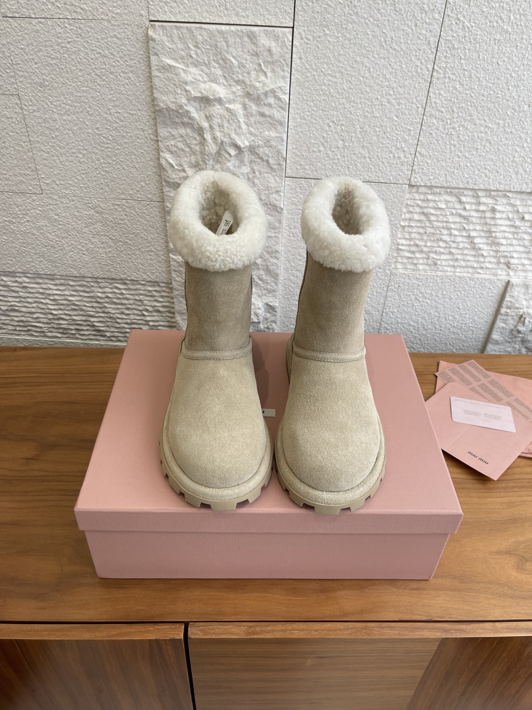 NO:594441,Top version: MIU MIU 2025 new autumn and winter wool boots, mid-calf boots, snow boots. MiuMiu's wool collar mid-calf boots, high mercerized cow suede + soft wool lining, warm and comfortable!  The rubber soles are non-slip, making daily wear stress-free. The slip-on design is super convenient, with retro round toes and thick soles, which are fashionable and practical. They look great with short skirts, stockings or jeans in autumn and winter. They are both comfortable and fashionable, making them a must-have item in winter!  The fabric is imported high-mercerized cow suede, the lining is imported wool, the outsole is original molded rubber outsole Size 35-40 (customized for 40, non-returnable), snow boots, miumiu, boots, skirts, jeans19860909顶级版本: MIU MIU 缪缪 2025 秋冬新款 羊毛靴 中筒靴 雪地靴 MiuMiu这款羊毛领口中筒靴,高丝光牛反绒+柔软羊毛内里,保暖又舒适！橡胶鞋底防滑,日常穿搭无压力.一脚蹬设计超方便,复古圆头+厚底,时髦又实用.秋冬搭配短裙、长袜或牛仔裤都很出彩,舒适与时尚兼具,是冬季必备单品！ 面料进口高丝光牛反绒 内里进口羊毛 大底原版开模橡胶大底 Size35-40（40定做不退换）,雪地靴,miumiu,boots,skirts,jeans,Women's Shoes