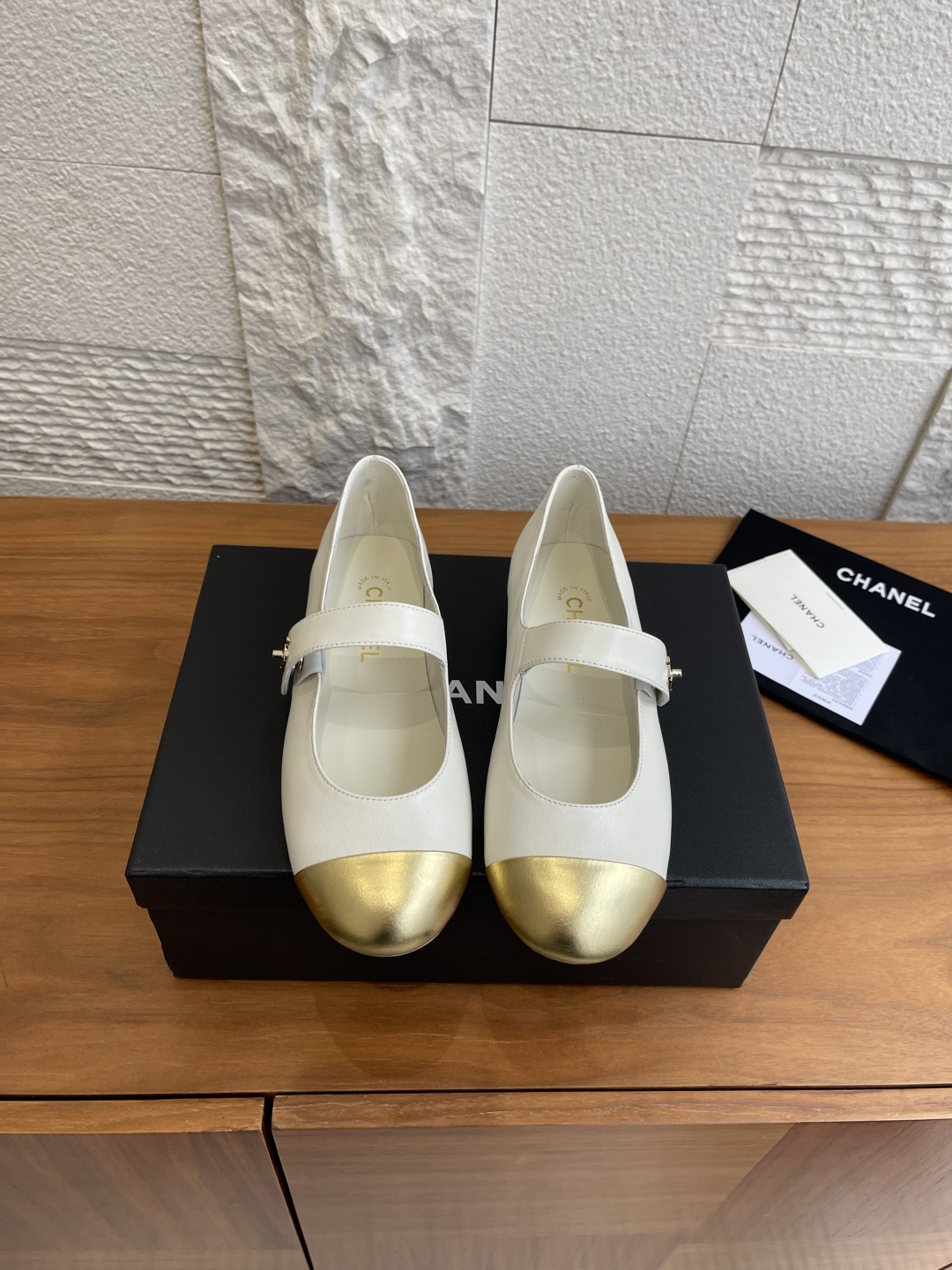 NO:594703,Top version: CHANEL Chanel 2025 Autumn and Winter New Style Round Toe Splicing Double C Buckle Mary Jane Shoes Chanel Chanel Mary Jane shoes are made of imported sheepskin, the upper is soft and skin-friendly, and the golden double C logo is embellished on the toe, which makes the brand highly recognizable. The classic Mary Jane design is comfortable and elegant, and can be easily controlled in daily commuting or formal occasions. The soles are wear-resistant, versatile skirts or casual pants, French elegance is easy to get!  Fabric imported sheepskin/imported patent leather Lining imported sheepskin Outsole Italian imported genuine leather outsole Size35-41 (40 41 custom-made and non-returnable), single shoes, chanel, chanel, mary jane, skirts, sheepskin, Leather soles19860909顶级版本: CHANEL 香奈儿 2025 秋冬新款 圆头 拼接 双C扣 玛丽珍鞋 Chanel香奈儿玛丽珍鞋选用进口羊皮,鞋面柔软亲肤,金色双C标志点缀鞋头,品牌辨识度超高.经典玛丽珍设计,舒适又优雅,日常通勤或正式场合都能轻松驾驭心.鞋底耐磨,百搭裙装或休闲裤,法式优雅轻松get！ 面料进口羊皮/进口漆皮 内里进口羊皮 大底意大利进口真皮大底 Size35-41（40 41定做不退换）,单鞋,chanel,chanel,mary jane,skirts,sheepskin,Leather soles,Women's Shoes