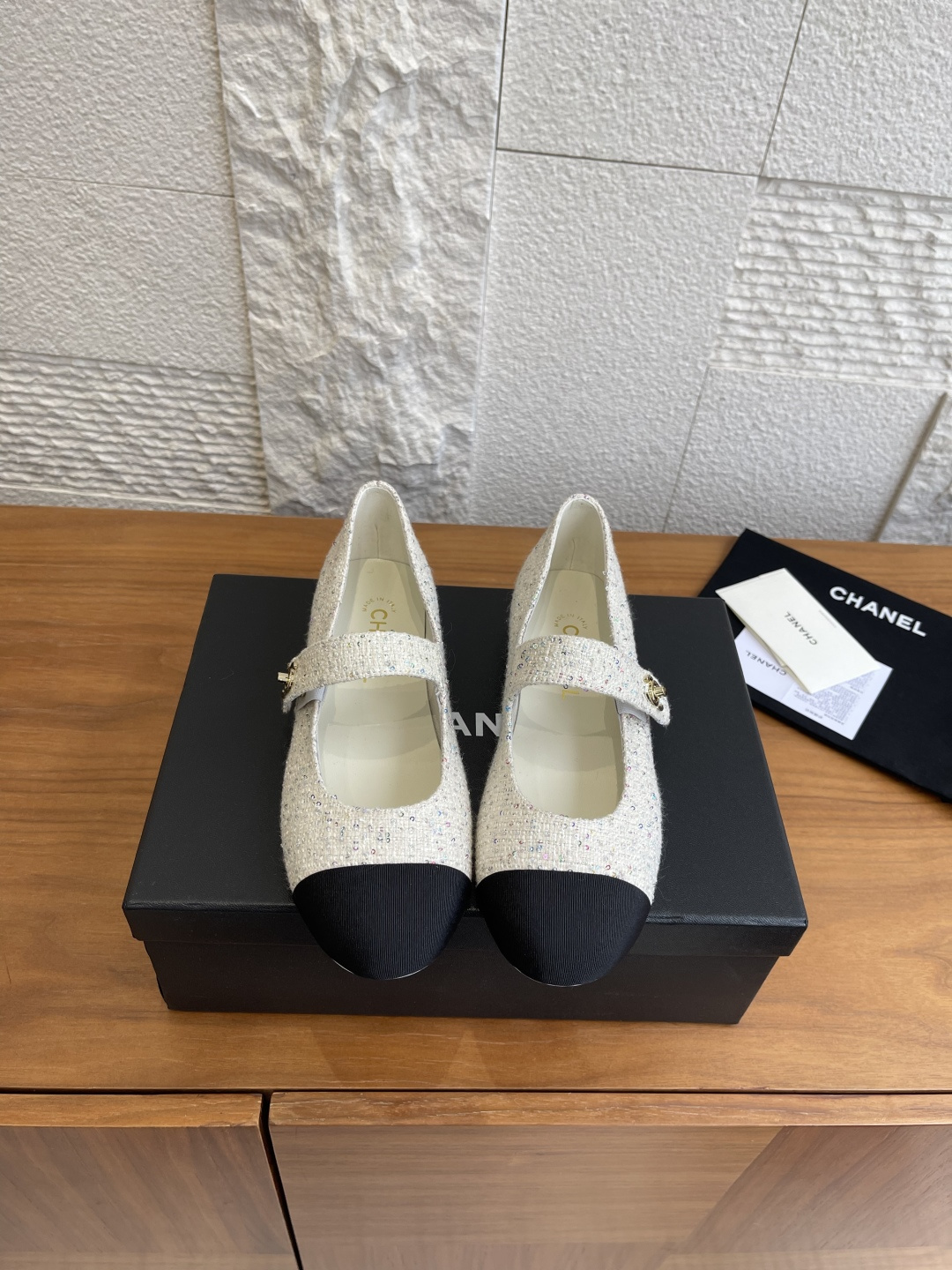 NO:594686,Top version: CHANEL Chanel 2025 autumn and winter new round toe splicing double C buckle Mary Jane shoes Chanel Chanel Mary Jane shoes are made of classic small fragrance fabric, the upper is soft and skin-friendly, and the golden double C logo is embellished on the toe, which makes the brand highly recognizable. The classic Mary Jane design is comfortable and elegant, and can be easily controlled in daily commuting or formal occasions. The soles are wear-resistant, versatile skirts or casual pants, French elegance is easy to get!  Fabric original custom fabric, imported sheepskin lining, outsole, genuine leather outsole imported from Italy, Size35-41 (40 41 customized, non-returnable), single shoes, chanel, chanel, mary jane, skirts, sheepskin, Leather soles19860909顶级版本: CHANEL 香奈儿 2025 秋冬新款 圆头 拼接 双C扣 玛丽珍鞋 Chanel香奈儿玛丽珍鞋选用经典小香布料,鞋面柔软亲肤,金色双C标志点缀鞋头,品牌辨识度超高.经典玛丽珍设计,舒适又优雅,日常通勤或正式场合都能轻松驾驭心.鞋底耐磨,百搭裙装或休闲裤,法式优雅轻松get！ 面料原版定制布料 内里进口羊皮 大底意大利进口真皮大底 Size35-41（40 41定做不退换）,单鞋,chanel,chanel,mary jane,skirts,sheepskin,Leather soles,Women's Shoes