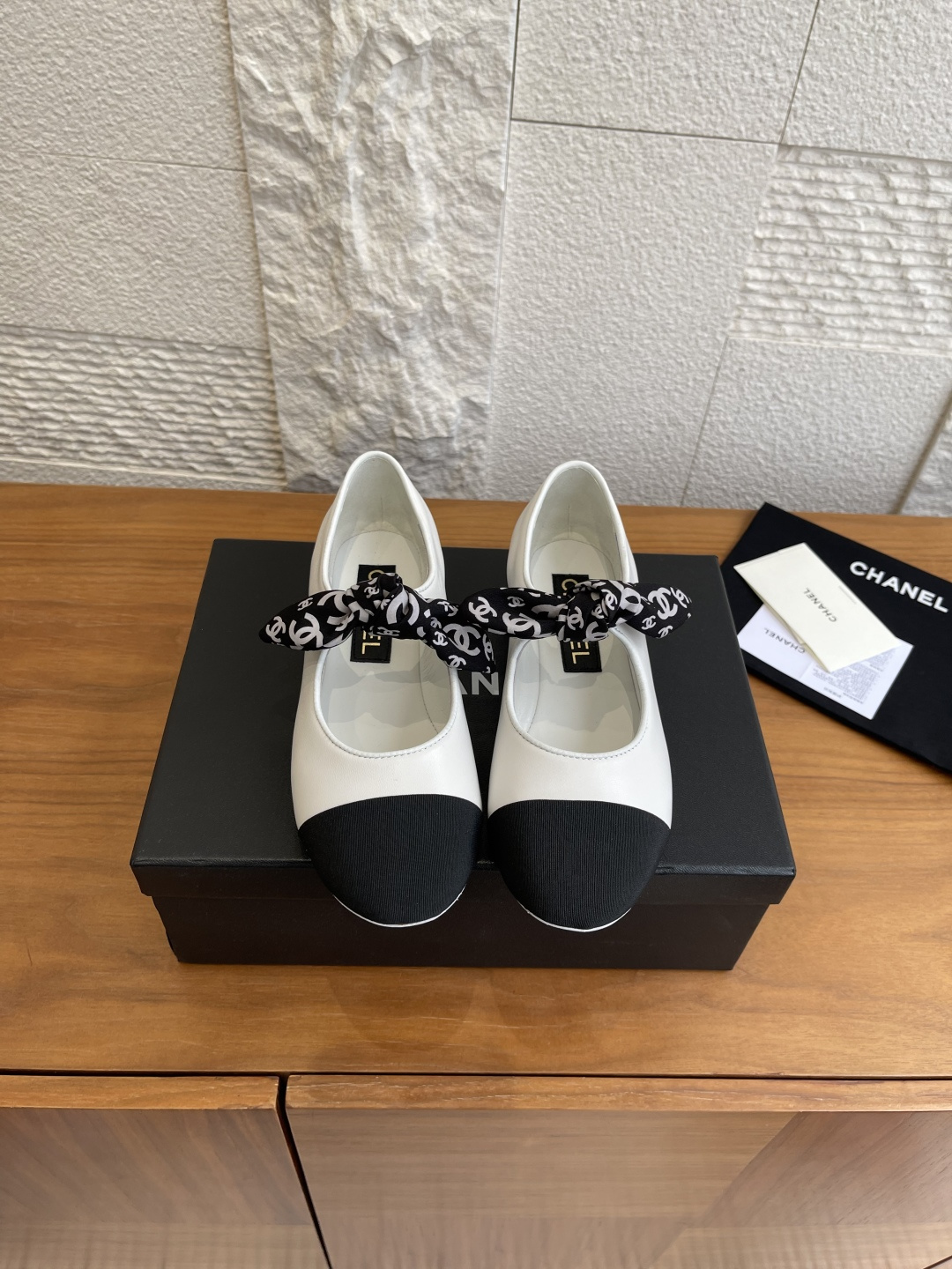 NO:594688,Top version: CHANEL Chanel 2025 autumn and winter new round toe splicing double C buckle Mary Jane shoes Chanel Chanel Mary Jane shoes are made of imported sheepskin, the upper is soft and skin-friendly, and the golden double C logo is embellished on the toe. The brand is highly recognizable. Classic Mary Jane design, bow + flat bottom, comfortable and elegant, easy to control for daily commuting or formal occasions. The soles are wear-resistant, versatile skirts or casual pants, French elegance is easy to get!  Fabric imported sheepskin/original customized fabric, lining imported sheepskin, outsole Italian imported genuine leather outsole Size35-41 (40 41 custom-made, non-returnable), single shoes, chanel, chanel, mary jane, skirts, sheepskin, Leather soles19860909顶级版本: CHANEL 香奈儿 2025 秋冬新款 圆头 拼接 双C扣 玛丽珍鞋 Chanel香奈儿玛丽珍鞋选用进口羊皮,鞋面柔软亲肤,金色双C标志点缀鞋头,品牌辨识度超高.经典玛丽珍设计,蝴蝶结+平底,舒适又优雅,日常通勤或正式场合都能轻松驾驭心.鞋底耐磨,百搭裙装或休闲裤,法式优雅轻松get！ 面料进口羊皮/原版定制布料 内里进口羊皮 大底意大利进口真皮大底 Size35-41（40 41定做不退换）,单鞋,chanel,chanel,mary jane,skirts,sheepskin,Leather soles,Women's Shoes