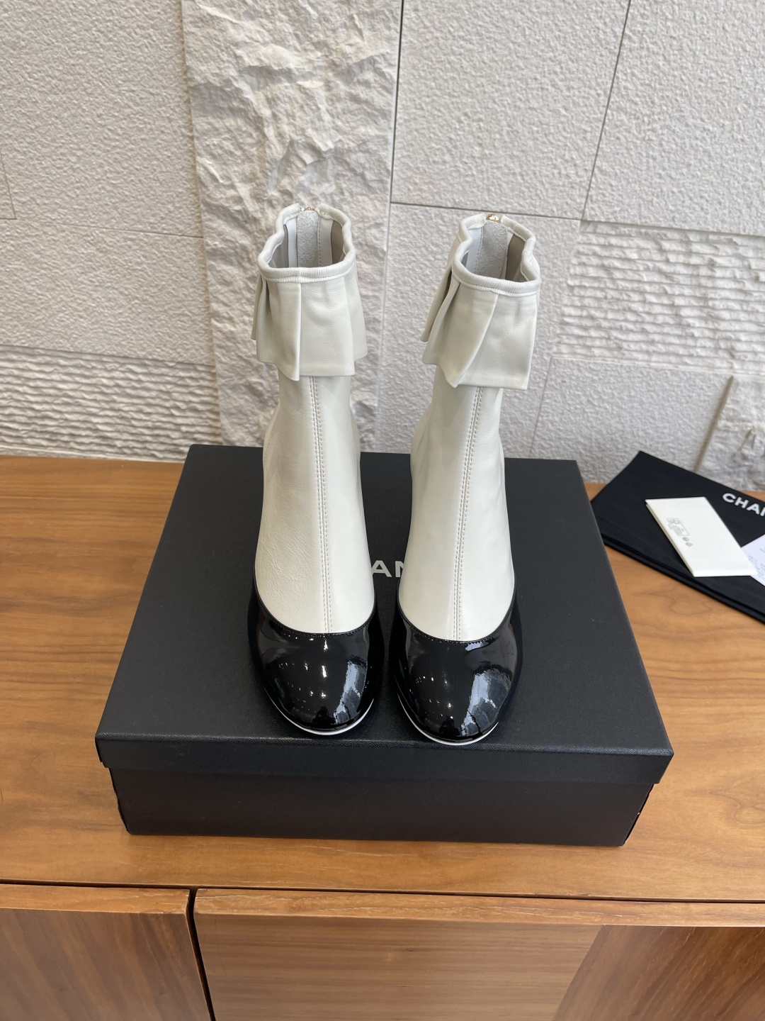 NO:594697,Top version: CHANEL Chanel 25K round toe pleated neckline back zipper high heel boots  Chanel's soft round-toe design continues Chanel's elegant genes, with a pleated neckline on the upper, injecting a romantic atmosphere into the simple boot body, interpreting the unique temperament of women's strength and softness. The smooth rear zipper design takes into account the convenience of taking off and the beauty of the lines, and the metal zipper puller is embellished with brand logo details, highlighting the luxury status in a low-key manner. The moderately high stiletto heel enhances the body curve, showing calmness and confidence in the step; the boot leg accurately wraps the ankle, extending the leg line, walking light and steady.  Fabric imported sheepskin/imported calf patent leather lining imported sheepskin outsole Italian imported genuine leather outsole Size 35-41 (40 41 customized, non-returnable), boots, chanel, chanel, boots, sheepskin, Leather soles19860909顶级版本: CHANEL 香奈儿 25K 圆头 褶皱领口 后拉链 高跟靴子 Chanel这款柔和圆头设计延续香奈儿优雅基因,搭配褶皱领口饰于鞋面,为简约靴身注入一丝浪漫气息,诠释女性刚柔并济的独特气质.流畅后拉链设计兼顾脱便利性与线条美感,金属拉链头点缀品牌标识细节,于低调中彰显奢华身份.适度高度的细跟提升身形曲线,步履间尽显从容自信；靴筒精准包裹脚踝,延伸腿部线条,步履轻盈不失稳重. 面料进口羊皮/进口小牛漆皮 内里进口羊皮 大底意大利进口真皮大底 Size35-41（40 41定做不退换）,靴子,chanel,chanel,boots,sheepskin,Leather soles,Women's Shoes