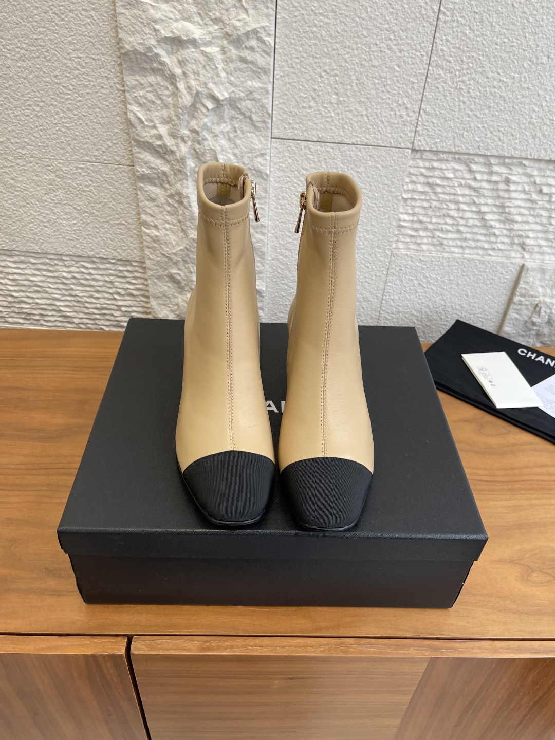 NO:594701,Top version: CHANEL Chanel 2025 new autumn and winter style stitching square toe side zipper thick heel short boots Chanel black stitching thick heel short boots, classic small fragrant design, the upper is made of imported sheepskin + patent leather stitching, the texture is delicate and durable. Sheepskin lining, comfortable to wear, Italian genuine leather outsole, perfect wear resistance. 5cm thick heel, elongates the leg line and is super stable, perfect for commuting and dating!  The double CLogo on the toe is low-key and luxurious, and the elastic sides are easy to put on and take off. It is versatile in autumn and winter, and can be easily worn in skirts and trousers, and the elegance is directly filled with elegance. Fabric imported sheepskin, lining imported sheepskin, outsole imported Italian leather outsole Size 35-41 (40 41 customized, non-returnable), boots, chanel, chanel, boots, skirts, sheepskin, Leather soles19860909顶级版本: CHANEL 香奈儿 2025 秋冬新款 拼接 方头 侧拉链 粗跟 短靴 Chanel黑色拼接粗跟短靴,经典小香风设计,鞋面选用进口羊皮+漆皮拼接,质感细腻又耐用.羊皮内里,穿着舒适,意大利真皮大底,耐磨性满分.5cm粗跟,拉长腿部线条同时超稳,通勤约会都很适合！鞋头双CLogo低调奢华,侧边松紧方便穿脱,秋冬百搭,裙装裤装都能轻松驾驭,优雅气质直接拉满. 面料进口羊皮 内里进口羊皮 大底意大利进口真皮大底 Size35-41（40 41定做不退换）,靴子,chanel,chanel,boots,skirts,sheepskin,Leather soles,Women's Shoes