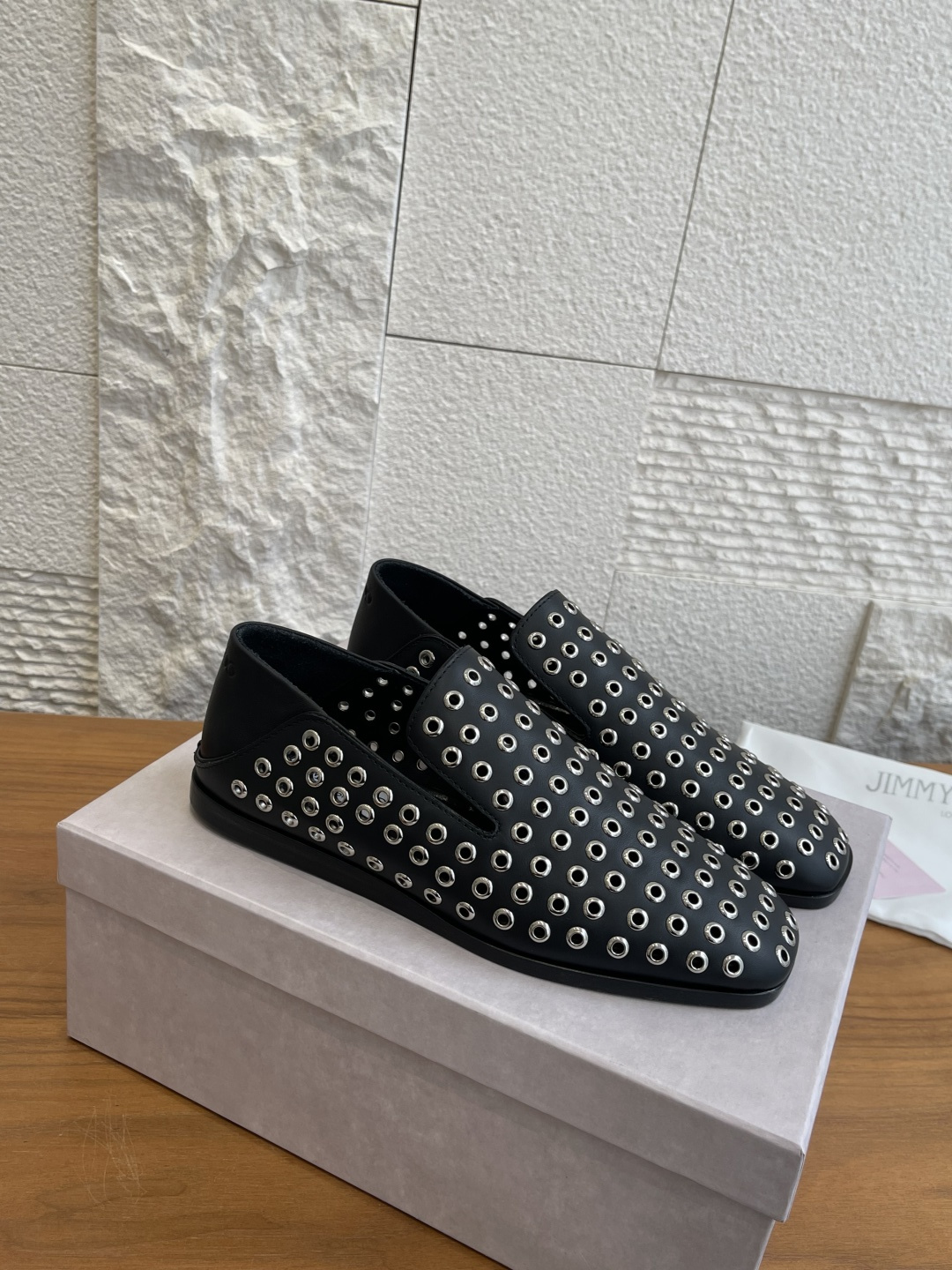 NO:612049,Top version: JIMMY CHOO Jimmy Zhou 2025 Wang Yibo's same Eliot Slipper flat mid-heeled shoe JIMMY CHOO Jimmy Zhou Eliot  A series of slip-on shoes, made of metallic leather material and embellished with about 272 polished silver eyelets. The unique design is particularly eye-catching and is a modern interpretation of the classic slip-on shoe. The fashionable square-toe shoe shape and V-shaped upper are matched with a smooth leather lining with soft padding, which brings a pillow-like soft wrapping feeling. The foldable heel design and flat sole combine practicality and comfort. They are light, flexible and fashionable, making them comfortable to wear. The fabric is imported first-layer calf leather.  Lining/foot pads imported sheepskin outsole Italian imported genuine leather outsole Size 35-41 (40 41 customized, non-returnable), loafers, jimmy choo, jimmy choo, loafers, cowhide, sheepskin, Leather soles19860909顶级版本: JIMMY CHOO吉米周 2025 王一博同款 Eliot Slipper 平底 中跟 单鞋 JIMMY CHOO吉米周 Eliot 系列便鞋,金属感皮革材质打造,点缀约272颗抛光银质鞋眼,别致设计尤为吸睛,是经典便鞋的现代焕新演绎.时尚方头鞋型和V型鞋面,搭配带有柔软填充物的光滑皮革内衬,带来如枕头般柔软的包裹感.可折叠后跟设计,配以平鞋底,将实用性与舒适感巧妙融合,轻便灵活又时髦个性,尽享舒适穿着. 面料进口头层小牛皮 内里/垫脚进口羊皮 大底意大利进口真皮大底 Size35-41（40 41定做不退换）,乐福鞋,jimmy choo,jimmy choo,loafers,cowhide,sheepskin,Leather soles,Women's Shoes