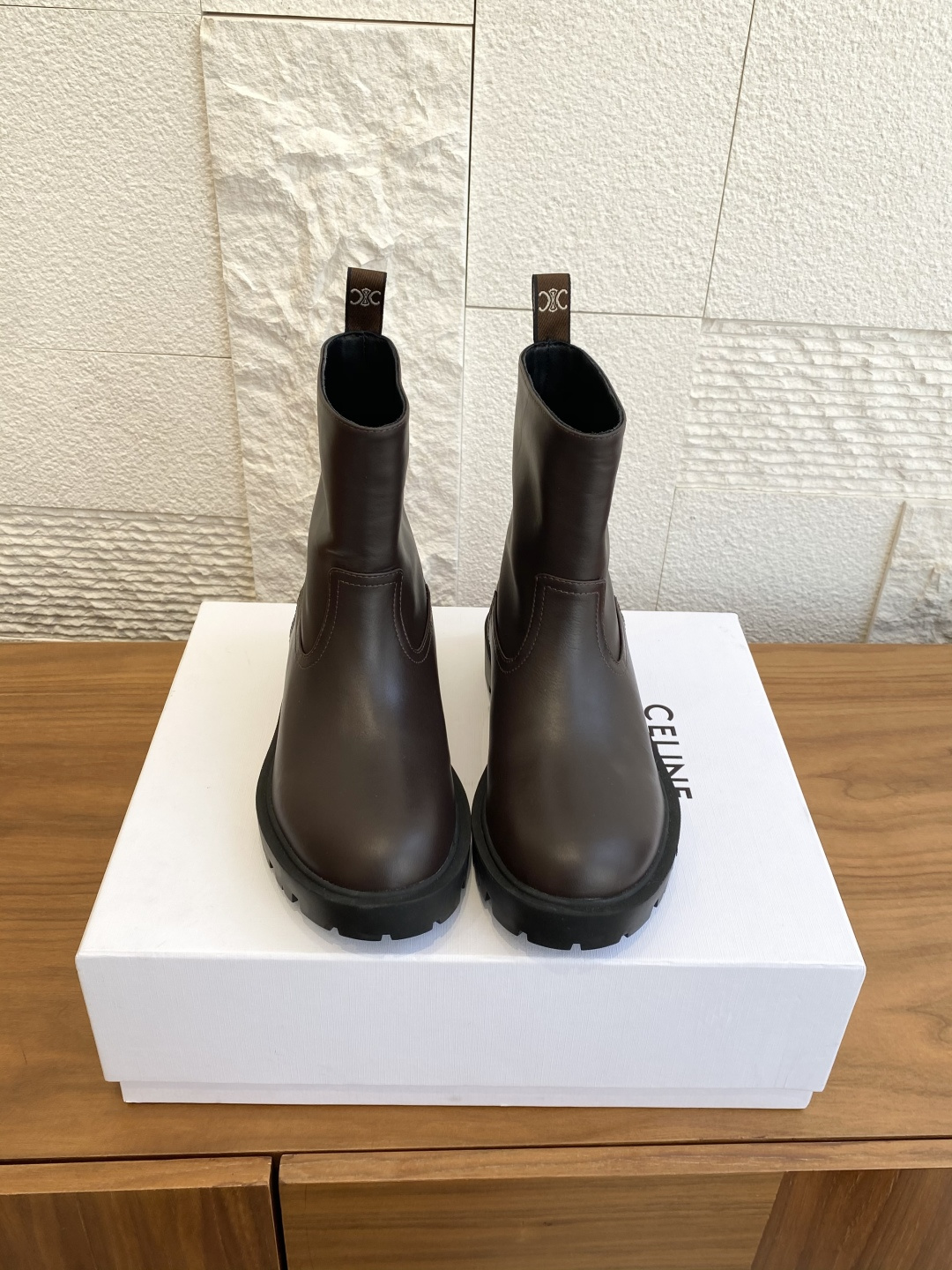 NO:612086,Top version: short boots, high boots, CELINE, autumn and winter new style, Arc de Triomphe, thick sole, Chelsea Martin boots, knight boots  CELINE Arc de Triomphe Martin boots knight boots, cowhide upper + gold hot-stamped logo, low-key and recognizable. The sheepskin lining is soft and comfortable, and the thick rubber outsole has strong grip, wear-resistant and durable. The round-toe design is retro and versatile, the boot height is moderate, and it modifies the leg shape without being bloated. It looks great with coats and knitted skirts in autumn and winter!  Fabric imported cowhide, lining cowhide, outsole original molded rubber outsole Size 35-41 (40 41 customized, non-returnable), boots, celine, celine, boots, skirts, cowhide, sheepskin19860909顶级版本:短靴 高靴 CELINE 赛琳 秋冬新款 凯旋门 厚底 切尔西 马丁靴 骑士靴 CELINE凯旋门马丁靴骑士靴,牛皮鞋面+金色烫印Logo,低调又有辨识度.内里羊皮柔软舒适,厚底橡胶大底抓地力强,耐磨又耐穿.圆头设计复古百搭,靴简高度适中,修饰腿型不臃肿,秋冬搭配大衣、针织裙都超有范儿！ 面料进口牛皮 内里牛皮 大底原版开模橡胶大底 Size35-41（40 41定做不退换）,靴子,celine,celine,boots,skirts,cowhide,sheepskin,Women's Shoes