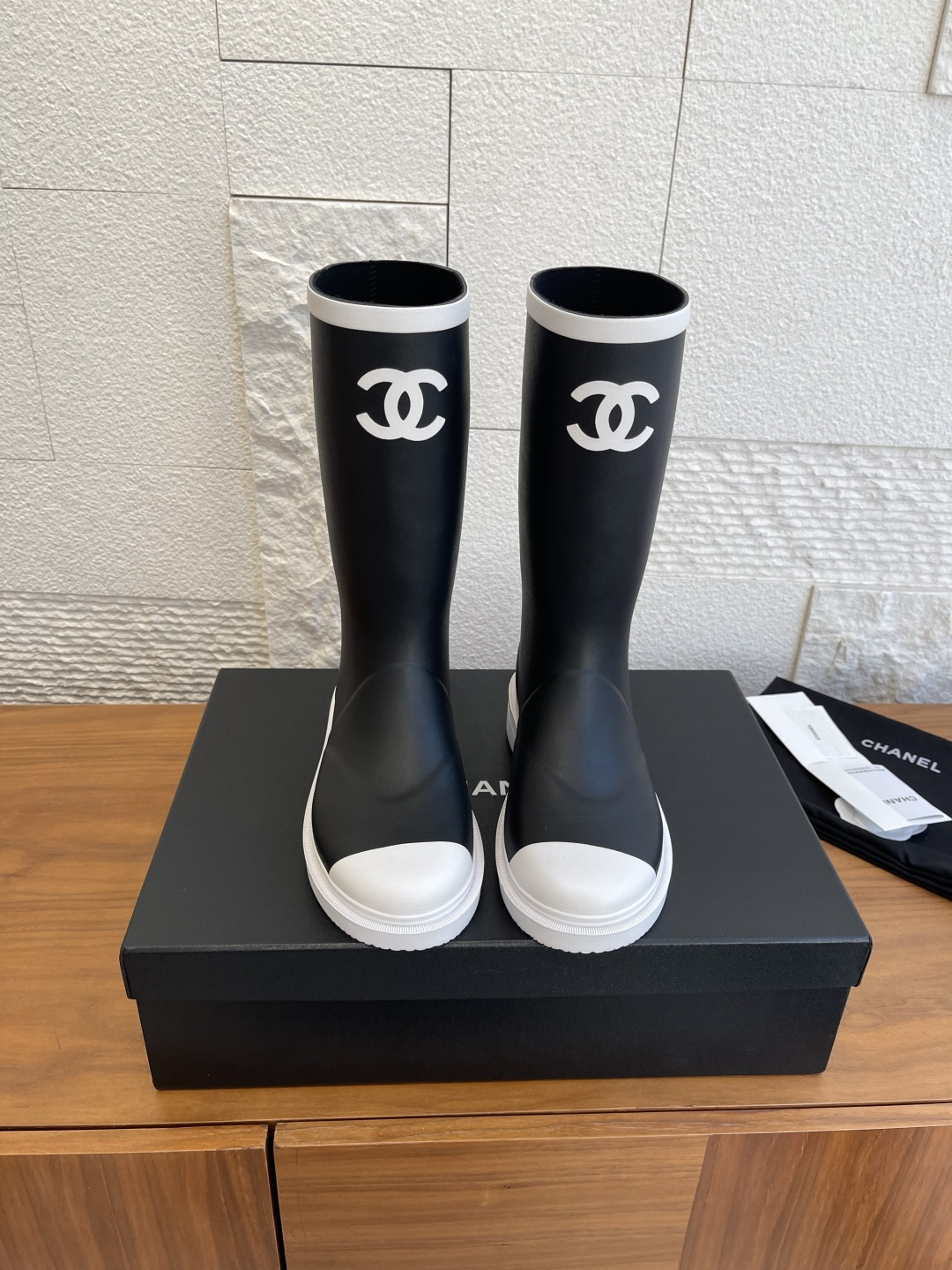 NO:612091,Top version: CHANEL Chanel 26C black and white color matching, seamless no more than knee-length rain boots. Original purchased and molded to make goods. Chanel 26C rain boots, black and white color matching is super classic, the upper is smooth rubber, printed with double CLogo, fashionable and recognizable. Thick sole design, comfortable to wear and can quietly increase the height, full of waterproof power, you are not afraid of getting your feet wet when you go out on the street in rainy days!  It looks great with skirts or jeans, and you can easily create a fashionable look. Size35-41 (40 and 41 are custom-made and non-refundable), boots, chanel, chanel, boots, rain boots, skirts, jeans19860909顶级版本: CHANEL 香奈儿 26C 黑白拼色 无缝不过膝 长筒雨鞋 原版购入开模做货.Chanel 26C长筒雨靴,黑白配色超经典,鞋面是光滑橡胶,印有双CLogo,时髦又有辨识度.厚底设计,穿着舒适还能悄悄增高,防水力满分,雨天出街也不怕湿脚！搭配裙装或牛仔裤都很出彩,轻松打造时尚造型 Size35-41（40 41定做不退换）,靴子,chanel,chanel,boots,rain boots,skirts,jeans,Women's Shoes