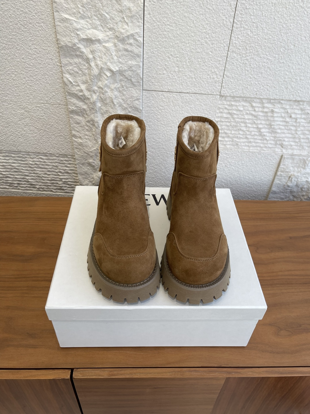 NO:612042,Top version: LOEWE's new thick-soled snow boots for autumn and winter. LOEWE snow boots are made of brown suede cowhide, which has a delicate texture and is comfortable to wear. The golden hardware logo plaque on the side is very recognizable and is a classic element of the brand. The serrated rubber sole is slippery and fashionable, and the thick-soled design can also quietly increase your height. It is versatile in both trousers and skirts, and can easily create a relaxed feeling in autumn and winter. The fabric is imported cow suede.  Imported plush lining, original molded rubber outsole, Size 35-41 (40 41 customized, non-returnable), snow boots, loewe, loewe, boots, skirts, cowhide19860909顶级版本: LOEWE 罗意威 秋冬新款 厚底 雪地靴 LOEWE 罗意威雪地靴,选用棕色反绒牛皮,质感细腻,穿着舒适.侧面金色五金徽标饰牌超有辨识度,是品牌经典元素.锯齿状橡胶鞋底访滑又时髦,厚底设计还能悄悄增高,无论裤装还是裙装都很百搭,轻松打造秋冬松弛感穿搭. 面料进口牛反绒 内里进口毛绒 大底原版开模橡胶大底 Size35-41（40 41定做不退换）,雪地靴,loewe,loewe,boots,skirts,cowhide,Women's Shoes
