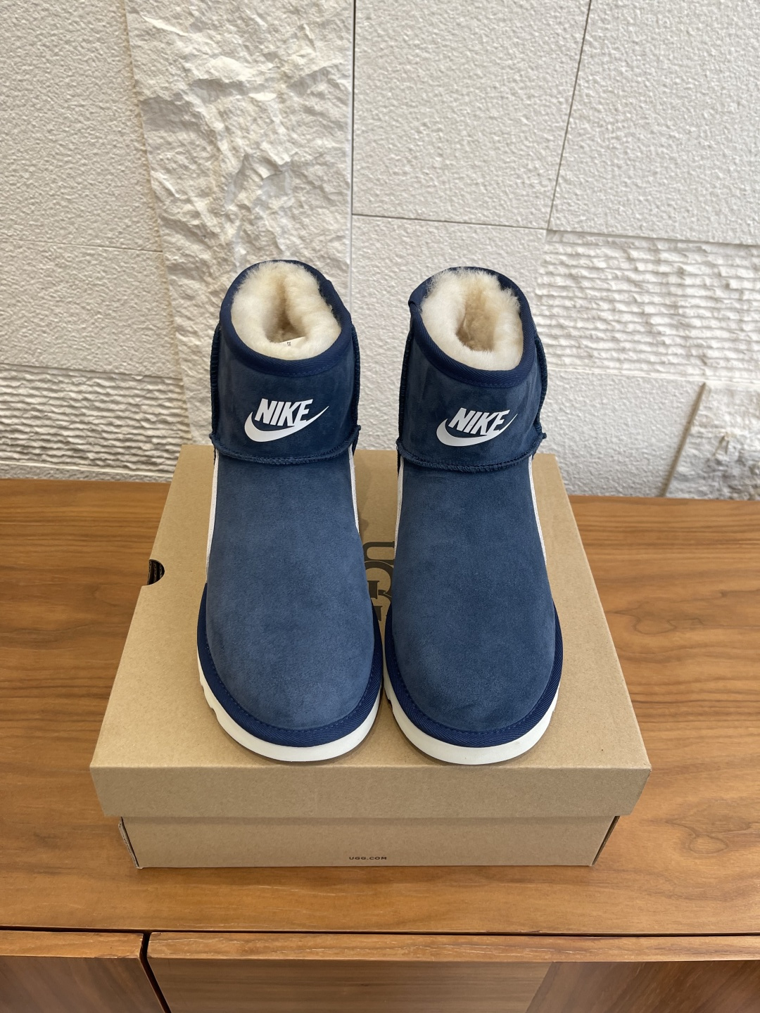 NO:612081,Top version: UGG x Nike new autumn and winter co-branded snow boots UGG and Nike co-branded snow boots, dark blue cowhide leather + white Swoosh, highly recognizable!  The lightweight and thick outsole is super comfortable to wear in autumn and winter. The pure wool lining is perfect for keeping warm. The upper is also waterproof, so you won’t be afraid of wet and cold bags outdoors. It combines sports style and casual style. It can be worn with trousers and skirts. It is fashionable and practical. It is a must-have popular item in autumn and winter!  The fabric is imported cow suede, the lining is imported wool, the outsole is original molded EVA outsole, Size 35-40 (customized for 40, non-refundable), snow boots, stuart weitzman, boots, skirts19860909顶级版本: UGG x Nike 秋冬新款 联名款雪地靴 UGG和Nike联名雪地靴,深蓝牛猄皮+白色Swoosh,辨识度超高！轻便厚实大底,秋冬穿超舒服,内里纯羊毛保暖力满分,鞋面还防水,户外也不怕湿冷袋.运动风和休闲风结合,裤装裙装都能搭,时尚又实用,是秋冬必入热门单品！ 面料进口牛反绒 内里进口羊毛 大底原版开模EVA大底 Size35-40（40定做不退换）,雪地靴,stuart weitzman,boots,skirts,Women's Shoes