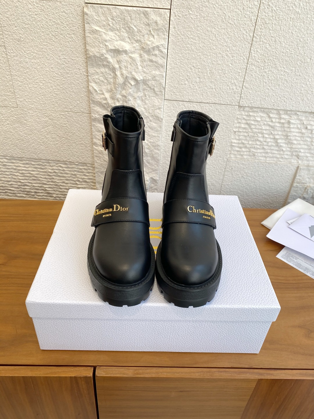 NO:612090,Top version: Leather Mauri DIOR Dior 25ss new autumn and winter D-Scots series short boots ankle boots This D-Scots boots are new products in the 2025 early spring ready-to-wear series, highlighting the charm of haute couture. Black rubber-effect cow leather barrel design, decorated with silver facing Christian Dior Paris logo patch on the side to enhance the style. Paired with thick and light notched soles, it can add luster to this season's casual look. Fabric:  Original customized imported cowhide lining: imported cowhide lining/wool lining Outsole: original molded outsole Size: 35-41 (40 and 41 are customized and non-returnable), boots, dior, dior, boots, cowhide19860909顶级版本:皮里 毛里 DIOR 迪奥 25ss 秋冬新款 D-Scots 系列 短靴 及踝靴 这款 D-Scots 靴子是二零二五早春成衣系列新品,彰显高订魅力.黑色橡胶效果牛皮革筒形设计,侧面饰以银色饰面 Christian Dior Paris 标志补丁提升格调.搭配厚实而轻盈的凹口鞋底,可为本季休闲造型增光添彩. 面料: 原版定制进口牛皮 内里: 进口牛皮里/羊毛里 大底: 原版开模大底 Size: 35-41（40 41定做不退换）,靴子,dior,dior,boots,cowhide,Women's Shoes