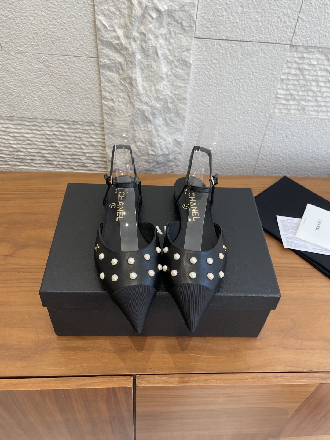 NO:613615,Top version: CHANEL 25K new model for early spring, pearls, crystal diamonds, pointed toes, flat soles, thick heels, sandals. Chanel sandals decorated with pearls and crystal diamonds, spliced ​​upper + embellishments of pearls and crystal diamonds, full of elegance and luxury!  The pointed toe design is fashionable and layered. The double C Logo on the side of the shoe is super classic, and the leather insole is comfortable to wear, suitable for long walks. Whether it is a dinner, party or daily outing, it can be easily controlled, fashionable and practical!  Fabric imported sheepskin / sheepskin lining imported sheepskin outsole Italian imported genuine leather outsole Size 35-41 (40 41 customized, non-returnable), sandals, chanel, chanel, sandals, sheepskin, sheep, Leather soles19860909顶级版本: CHANEL 香奈儿 25K 早春新款 珍珠 水晶钻 尖头 平底 粗跟 凉鞋 Chanel香奈儿珍珠和水晶钻装饰凉鞋,拼接鞋面+珍珠、水晶钻点缀,优雅奢华感满满！尖头设计,时髦又有层次感令.鞋侧双C Logo超经典,真皮鞋垫穿着舒适,适合长时间行走心.无论晚宴、派对还是日常出街,都能轻松驾驭,时尚实用两不误！ 面料进口羊皮/羊猄 内里进口羊皮 大底意大利进口真皮大底 Size35-41（40 41定做不退换）,凉鞋,chanel,chanel,sandals,sheepskin,sheep,Leather soles,Women's Shoes