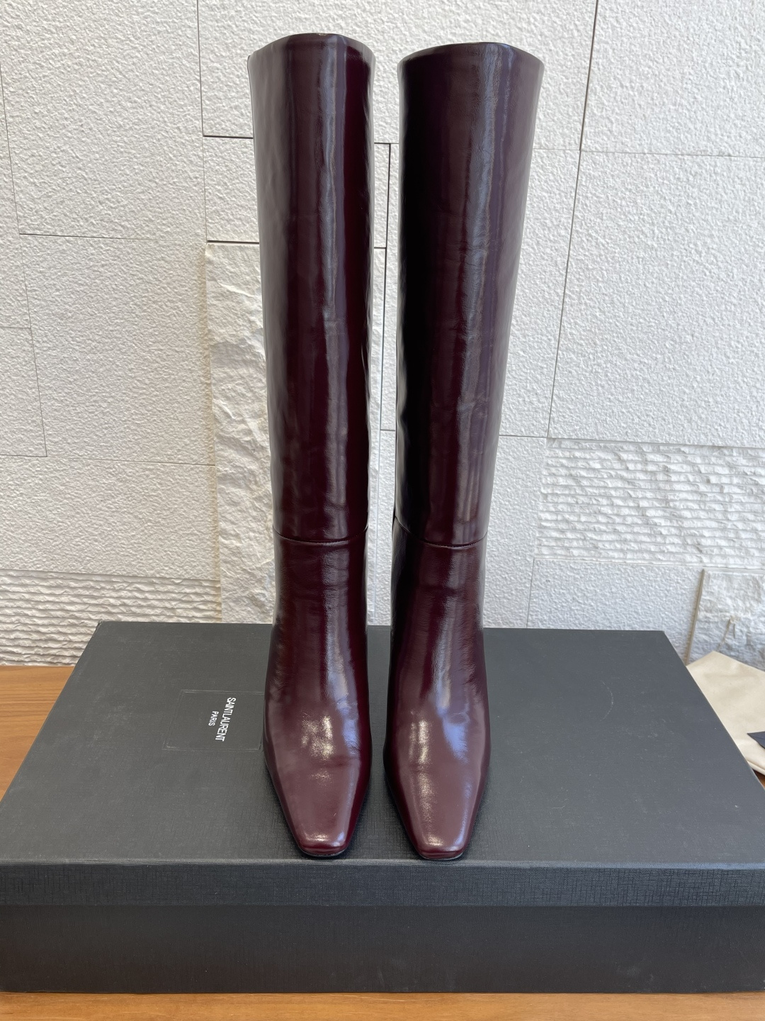 NO:614514,Top version: Saint Laurent 25ss new style for autumn and winter, pointed toe, side zipper, high thick heel, long boots SAINT LAURENT This pair of high boots is equipped with a square pointed toe, side zipper opening and closing design, tapered thick heel design, and LE CASSANDRE on the inside. The upper foot is very delicate and attractive, elongates the leg shape, suitable for various occasions, and is a must-have item for autumn and winter!  Fabric: Imported calfskin Lining/foot pads: Imported sheepskin Outsole: Genuine leather outsole imported from Italy Size: 35-41 (40 41 customized, non-returnable), boots, saint laurent, saint laurent, boots, cowhide, sheepskin, Leather soles19860909顶级版本: Saint Laurent 圣罗兰 25ss 秋冬新款 尖头 侧拉链 高粗跟 长靴 SAINT LAURENT 这双高靴,搭配方形尖鞋头,侧面拉链开合设计,锥形粗跟设计,内侧饰以LE CASSANDRE.上脚非常秀气好看不挑人,拉长腿型,适合各种场合搭配,秋冬穿搭必备单品！ 面料: 进口小牛皮 内里/垫脚: 进口羊皮 大底: 意大利进口真皮大底 Size: 35-41（40 41定做不退换）,靴子,saint laurent,saint laurent,boots,cowhide,sheepskin,Leather soles,Women's Shoes