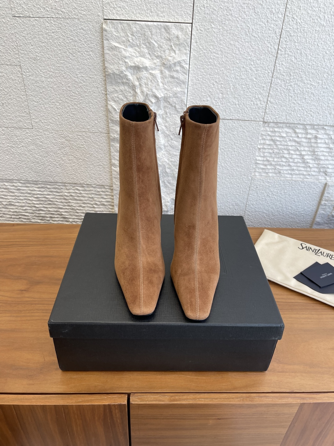 NO:614518,Top version: Saint Laurent 25ss new style for autumn and winter, pointed toe, side zipper, high thick heel, ankle boots, short boots SAINT LAURENT This pair of ankle boots is equipped with a square pointed toe, side zipper opening and closing design, tapered thick heel design, and is decorated with LE CASSANDRE on the inside. The upper feet are very delicate and attractive, elongating the legs, suitable for various occasions, and a must-have item for autumn and winter wear!  Fabric: Imported calfskin/suede Lining/foot pads: Imported sheepskin Outsole: Genuine leather outsole imported from Italy Size: 35-41 (40 41 customized, non-refundable), boots, saint laurent, saint laurent, boots, cowhide, sheepskin, chamois leather, Leather soles19860909顶级版本: Saint Laurent 圣罗兰 25ss 秋冬新款 尖头 侧拉链 高粗跟 及踝靴 短靴 SAINT LAURENT 这双及踝靴靴,搭配方形尖鞋头,侧面拉链开合设计,锥形粗跟设计,内侧饰以LE CASSANDRE.上脚非常秀气好看不挑人,拉长腿型,适合各种场合搭配,秋冬穿搭必备单品！ 面料: 进口小牛皮/麂皮 内里/垫脚: 进口羊皮 大底: 意大利进口真皮大底 Size: 35-41（40 41定做不退换）,靴子,saint laurent,saint laurent,boots,cowhide,sheepskin,chamois leather,Leather soles,Women's Shoes