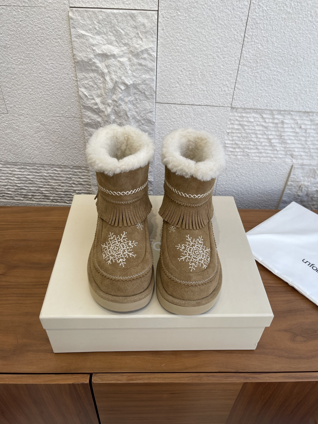 NO:614502,Top version: short long version Unfolio new autumn and winter Lumi snowflake embroidery thick sole snow boots Unfolio this Lumi  The wool short boots are available in light khaki and dark teddy colors, with soft tones, easily adaptable to various winter outfits. The upper is made of high-mercerized cowhide suede, which is resistant to damage and easy to clean, making daily care hassle-free. The surface is also embellished with fine embroidery to echo the design inspiration.  The winter image in my heart. The lining is made of thick wool blended material, which is fluffy and warm, and can firmly lock the foot temperature in low temperature environments. The boot shape is round and full, accommodating more foot shapes, taking into account comfort and neatness. The sole is 2.5 cm.  EVA foam material greatly reduces the burden on the feet and makes walking for a long time not tiring; the deep texture design improves ground adhesion, making walking in various daily scenes more secure, meeting the needs of commuting, short-distance travel, etc. The fabric is imported high mercerized cow suede, the lining is imported wool, the original open-molded EVA outsole Size35-41 (40 41 custom-made, non-returnable), snow boots, boots19860909顶级版本:短款 长款 Unfolio 秋冬新款 Lumi 雪花刺绣 厚底 雪地靴 Unfolio这款Lumi 羊毛短靴推出浅卡其与深泰迪色两色,色调柔和,轻松适配冬日各类穿搭.鞋面采用高丝光牛反绒,抗造且易清洁,日常打理省心,表面还点缀精细刺绣,呼应设计灵感中的冬日意象.内里是厚实羊毛混纺材质,蓬松保暖性强,低温环境下能牢牢锁住脚部温度；靴型圆润饱满,包容更多脚型,兼顾舒适与利落感.鞋底为2.5厘米 EVA 发泡材质,大幅减轻脚部负担,长时间行走也不累； 深纹路设计提升地面附着力,各类日常场景行走更安心,满足通勤、短途出行等需求. 面料进口高丝光牛反绒 内里进口羊毛 大底原版开模EVA大底 Size35-41（40 41定做不退换）,雪地靴,boots,Women's Shoes