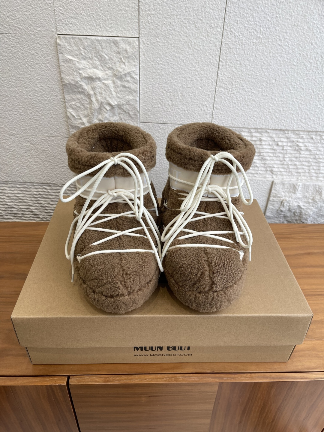 NO:614506,Top version: short, long, Moon Boot, autumn and winter hot style, same style for men and women, ICON wool, high top, low top, snow boots Moon  Boot selects ICON wool high-top snow boots for this season. The sponge material fully wraps the foot. It is waterproof and splash-proof. It is the same style for men and women. There is no right or wrong. It has logo stitching and printing. The shoe body is decorated with silver metal eyelets. The pull-on style is equipped with a drawstring closure. Decorative cross round tube laces. Uniform midsole with PVC heel support and decoration. Anti-slip rubber sole. Unique suction cups on the sole provide strong grip and provide stable performance.  Original fabric, customized wool/cowhide/high mercerized waterproof cloth, original silk wool lining for the lining, original silk wool lining for the feet, original open-molded thermoplastic rubber outsole for the outsole, Size 35-41 (40 41 customized, non-refundable), snow boots, boots, cowhide19860909顶级版本:短款 长款 Moon Boot  秋冬爆款 男女同款 ICON羊毛 高帮 低帮 雪地靴 Moon Boot当季甄选ICON羊毛高帮雪地靴,海棉材质将脚部全面包裹,防水泼溅,男女同款,没有左右对错之分,标志拼接印花,鞋体饰有银色金属鞋眼,套穿款式搭配抽绳封口,装饰性交叉圆管鞋带,均塑中底,带PVC跟部支撑和装饰,橡胶鞋底防滑,鞋底独特吸盘,强劲抓地,提供稳定性能. 面料原版定制羊毛/牛皮/高丝光防水布 内里原版丝绵内胆 垫脚原版丝绵内胆 大底原版开模热塑性橡胶大底 Size35-41（40 41定做不退换）,雪地靴,boots,cowhide,Women's Shoes