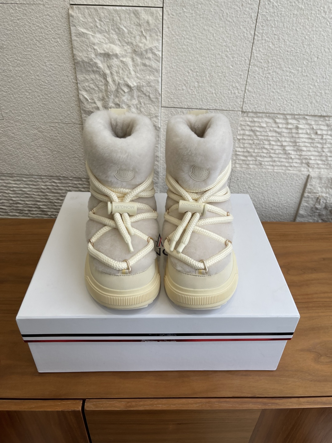 NO:614510,Top version: Moncler's new autumn and winter Moncler Altive Mid snow boots Moncler Altive Mid's design is inspired by the silhouette of the collection's snow boots, reinterpreting the brand's alpine heritage. The snow boots easily combine comfortable design and protection. With a checkered quilted upper, EVA midsole adds flexibility, and a Vibram MEGAGRIP composite bottom gives the sole grip and durability. Fabric imported wool/embossed cowhide, imported double-sided velvet lining  Outsole original molded TPU/rubber combination Size35-41 (40 41 custom-made and non-returnable), snow boots, boots, cowhide19860909顶级版本: Moncler 秋冬新款 Moncler Altive Mid 雪地靴 Moncler Altive Mid 的设计灵感源自典藏款雪地靴廓形,焕新诠释品牌的高山传统.雪地靴轻松融合舒适设计与保护性.搭配方格块绗缝鞋面,EVA中底倍添灵活性,Vibram MEGAGRIP复合底面赋予鞋底抓地力和耐久性. 面料进口羊毛/压纹牛皮 内里进口双面绒 大底原版开模TPU/橡胶组合 Size35-41（40 41定做不退换）,雪地靴,boots,cowhide,Women's Shoes