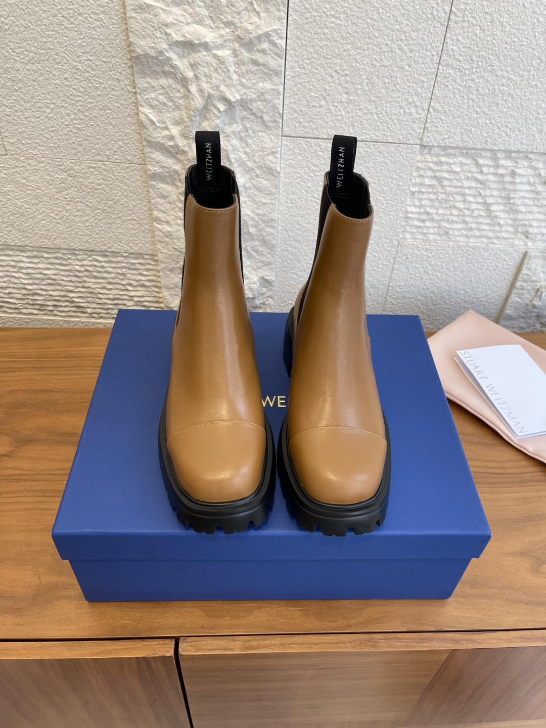 NO:615817,Top version: (Guan goods) STUART WEITZMAN 25 autumn and winter new product NOLITA CHELSEA thick-soled short boots chimney boots SW this NOLITA CHELSEA  BOOTE thick-soled Chelsea boots are made of high-quality calfskin, with a matte upper texture that is delicate and durable. The thick-soled rubber foam design is light and comfortable, and you will not feel tired if you wear it for a long time. The elastic mid-length tube is easy to put on and take off, and it fits the ankle and is not easy to slip off. The style is super versatile and can be easily worn in jeans or skirts. It is a must-have for autumn and winter!  Fabric imported calfskin, lining imported cowhide, outsole original molded foam outsole Size35-39, boots, stuart weitzman, boots, skirts, jeans, cowhide19860909顶级版本:（莞货） STUART WEITZMAN 25秋冬新品 NOLITA CHELSEA 厚底 短靴 烟筒靴 SW这款NOLITA CHELSEA BOOTE厚底切尔西靴,选用优质小牛皮,鞋面哑光质感细腻耐用.厚底橡胶发泡设计,轻盈又舒适,长时间穿也不累.弹力中筒方便穿脱,贴合脚踝不易滑落.款式超百搭,无论牛仔裤还是裙装都能轻松驾驭,秋冬穿搭必备！ 面料进口小牛皮 内里进口牛皮里 大底原版开模发泡大底 Size35-39,靴子,stuart weitzman,boots,skirts,jeans,cowhide,Women's Shoes