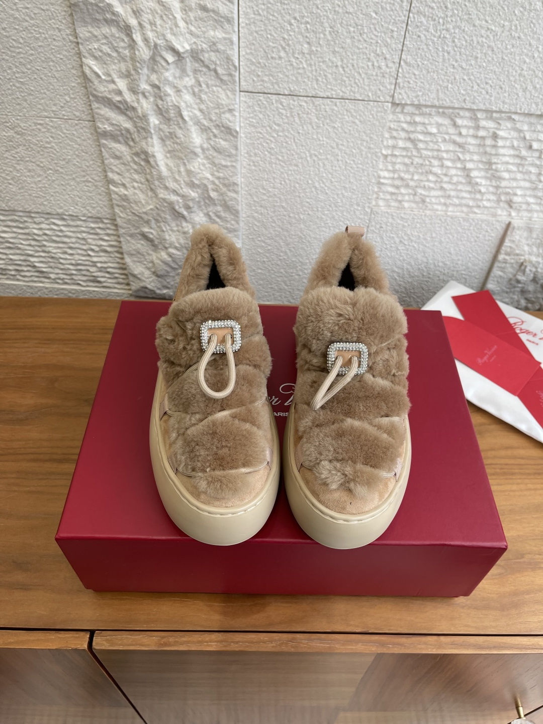 NO:615815,Top version: Roger Vivier 25ss new autumn and winter Viv' Up suede leather sports and casual shoes. This sock-boot-style sports and casual shoes is inspired by the space age of the 1960s, with both light texture and fashionable silhouette. The shoe shape is rounded and designed to provide a cushion-like comfort experience. The five-centimeter outsole is made of lightweight and flexible EVA material, as soft as a yoga mat. The upper is made of suede leather and lamb hair, and the drawstring design is embellished with sparkling diamond buckles. Easily add Vivier style to casual looks.  Fabric: Imported suede Lining: Feet: Imported wool Outsole: Original molded TPU rubber foam outsole Size: 35-40 (40 is custom-made and non-refundable), snow boots, roger vivor, boots, chamois leather19860909顶级版本: Roger Vivier 25ss 秋冬新款 Viv' Up 绒面皮革运动休闲鞋 这款袜靴式运动休闲鞋从六十年代太空时代汲取灵感,兼具轻盈质感与时尚廓形.鞋型圆润,旨在提供如履软垫般的舒适体验,五厘米外底采用轻质柔韧EVA材质,如瑜伽垫般柔软,鞋面以绒面皮革与羊羔毛打造,抽绳设计点缀闪钻饰扣.轻松为休闲造型增添Vivier风格. 面料: 进口麂皮 内里:垫脚: 进口羊毛 大底: 原版开模TPU橡胶发泡大底 Size: 35-40（40 定做不退换）,雪地靴,roger vivier,boots,chamois leather,Women's Shoes