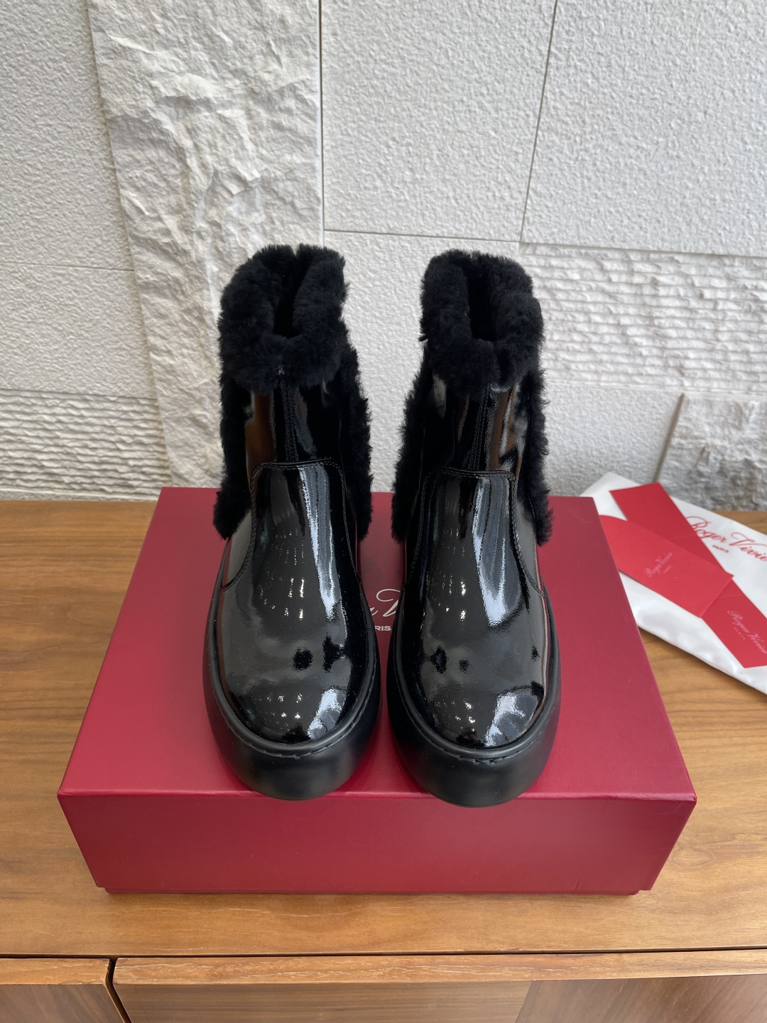 NO:615807,Top version: Roger Vivier 25ss autumn and winter new Viv' Up patent leather short boots and fur boots. RV's new leather boots combine the space elements of the 1960s. They are light and yet have a sense of design. The 5 cm thick EVA sole feels soft and comfortable, and it feels like walking on a yoga mat. The upper is made of patent leather, shearling lining, and embellished with side diamond buckles, easily adding Vivian style to the casual look. Fabric: Imported cow patent leather Inner: Foot pads: Imported wool  Outsole: Original open-molded TPU rubber foam outsole Size: 35-40 (40 is custom-made and non-returnable), boots, Roger Vivier, boots19860909顶级版本: Roger Vivier 25ss 秋冬新款 Viv' Up 漆皮 短靴 毛靴 RV新款皮靴糅合60年代太空元素,轻盈而不失设计感,5厘米的EVA厚底脚感柔软舒适,穿着宛如走在瑜伽垫上.鞋面为漆皮制成,剪羊毛衬里,点缀侧边闪钻饰扣,轻松为休闲造型增添维维亚风情. 面料: 进口牛漆皮 内里:垫脚: 进口羊毛 大底: 原版开模TPU橡胶发泡大底 Size: 35-40（40 定做不退换）,靴子,roger vivier,boots,Women's Shoes