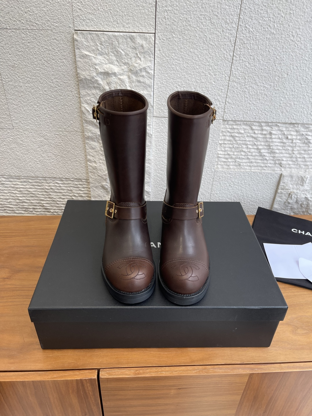 NO:615811,Top version: (Guangzhou goods) CHANEL Chanel 2025 new autumn and winter second-hand knight boots Chanel Chanel second-hand knight boots, classic mid-calf design, black leather + gold logo belt buckle, full of retro motorcycle style!  Round toe shoe shape + embroidery details, loose boot shaft, super friendly to modify the leg shape. Flat bottom design, comfortable for daily wear, looks great with jeans or skirts in autumn and winter, British retro or cool style can be switched at will ~ the collection value is also very high, a must-have for fashionistas!  Fabric imported calfskin, lining imported sheepskin, outsole original molded rubber outsole Size 35-40 (customized for 40, non-returnable), boots, chanel, chanel, boots, skirts, jeans, cowhide, sheepskin19860909顶级版本:（莞货） CHANEL 香奈儿 2025 秋冬新款 中古 骑士靴 Chanel香奈儿中古骑士靴,经典中筒设计,黑色皮革+金色Logo皮带扣,复古机车风满满！圆头鞋型+刺绣细节,靴筒宽松,修饰腿型超友好.平底设计,日常穿着舒适,秋冬搭配牛仔裤或裙装都很出彩,英伦复古or酷飒风随心切换～收藏价值也很高,时髦精必入！ 面料进口小牛皮 内里进口羊皮 大底原版开模橡胶大底 Size35-40（40定做不退换）,靴子,chanel,chanel,boots,skirts,jeans,cowhide,sheepskin,Women's Shoes