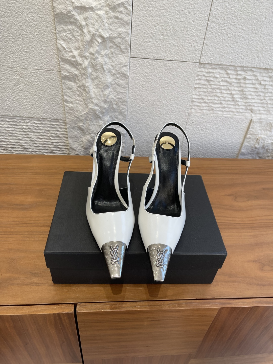 NO:615978,Top version: SAINT LAURENT 25ss spring and summer new square toe metal toe stiletto sandals single shoes YSL Yves Saint Laurent JEANNE smooth leather slingback high heels. Slingback high heels, square metal tip toe cover design, decorated with LECASSANDRE martele, square cut upper and stiletto heel. Fabric: imported calfskin open edge beads/suede lining/foot pads: imported sheepskin  Outsole: Genuine leather outsole imported from Italy Heel height: 11cm Size: 35-41 (40 41 customized, non-refundable), high heels sandals, saint laurent, saint laurent, saint laurent, sandals, high heels, cowhide, sheepskin, chamois leather, Leather soles19860909顶级版本: SAINT LAURENT 圣罗兰 25ss 春夏新款 方头金属头 细高跟 凉鞋 单鞋 YSL 圣罗兰JEANNE光滑皮革露跟高跟鞋.露跟高跟鞋,方形金属尖鞋头盖设计,饰以LECASSANDRE martele, 膳配方形剪裁鞋面和细高跟. 面料: 进口小牛皮开边珠/麂皮 内里/垫脚: 进口羊皮 大底: 意大利进口真皮大底 跟高: 11cm Size: 35-41(40 41定做不退换）,高跟鞋凉鞋,saint laurent,saint laurent,saint laurent,sandals,high heels,cowhide,sheepskin,chamois leather,Leather soles,Women's Shoes