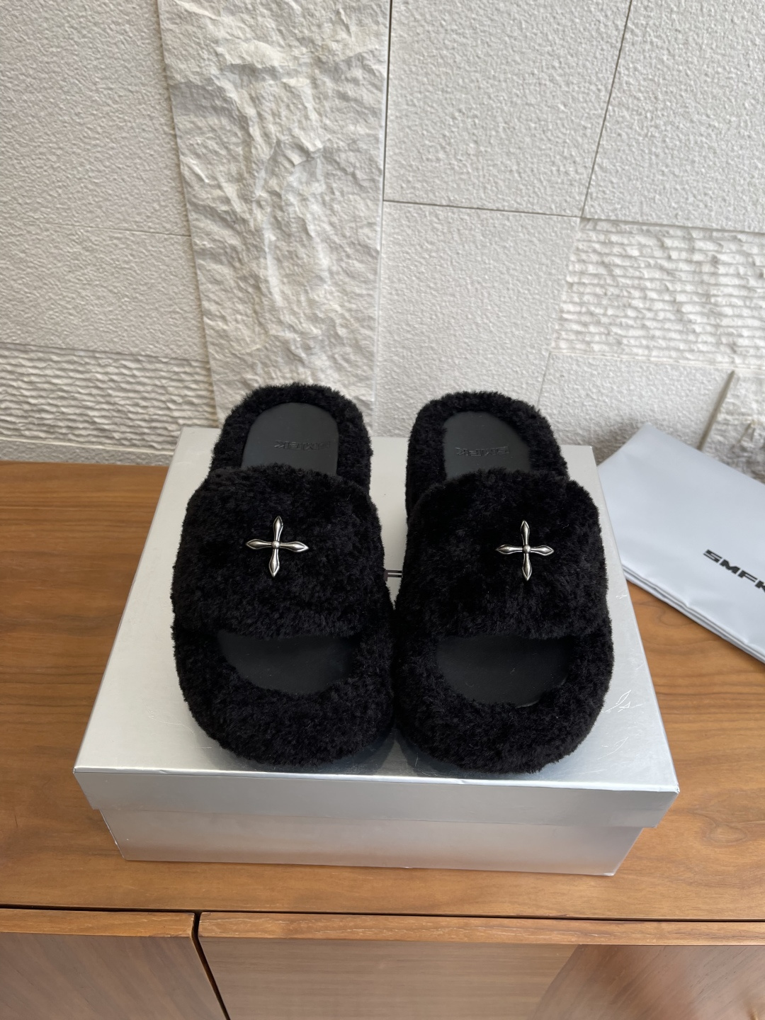 NO:615976,Top version: SMFK Cross 25ss new autumn and winter thick-soled furry slippers SMFK ICON furry high-heeled slippers, integrated design concept, using one material as a whole to restore the beauty of the whole, more reflecting the original beauty of the structure and materials, semi-manual bonding and cutting production, maintaining the traditional SHEARLING shearling fur integrated processing technology. The soles are fitted with SMFK WAVE rubber soles. The uppers are inlaid with COMPASS cross-flower metal badges. Fabric imported from Iceland, mesh lining, outsole, original molded cross bottom, Size 35-40 (custom-made for 40, non-returnable), fur shoes and slippers, slippers19860909顶级版本: SMFK 十字 25ss 秋冬新款 厚底 毛毛拖鞋 SMFK ICON毛毛高跟拖鞋,一体化的设计理念,整体运用一种材质,还原一个整体的美感,更加体现结构和材料的原本美感,半手工粘合和裁剪制作,保持传统的SHEARLING 剪羊毛的皮毛一体处理工艺.鞋底貼合SMFK WAVE橡胶鞋底.鞋面镶嵌COMPASS十字花金属徽章. 面料进口冰岛毛 内里网布 大底原版开模十字底 Size35-40（40定做不退换）,毛毛鞋拖鞋,slippers,Women's Shoes