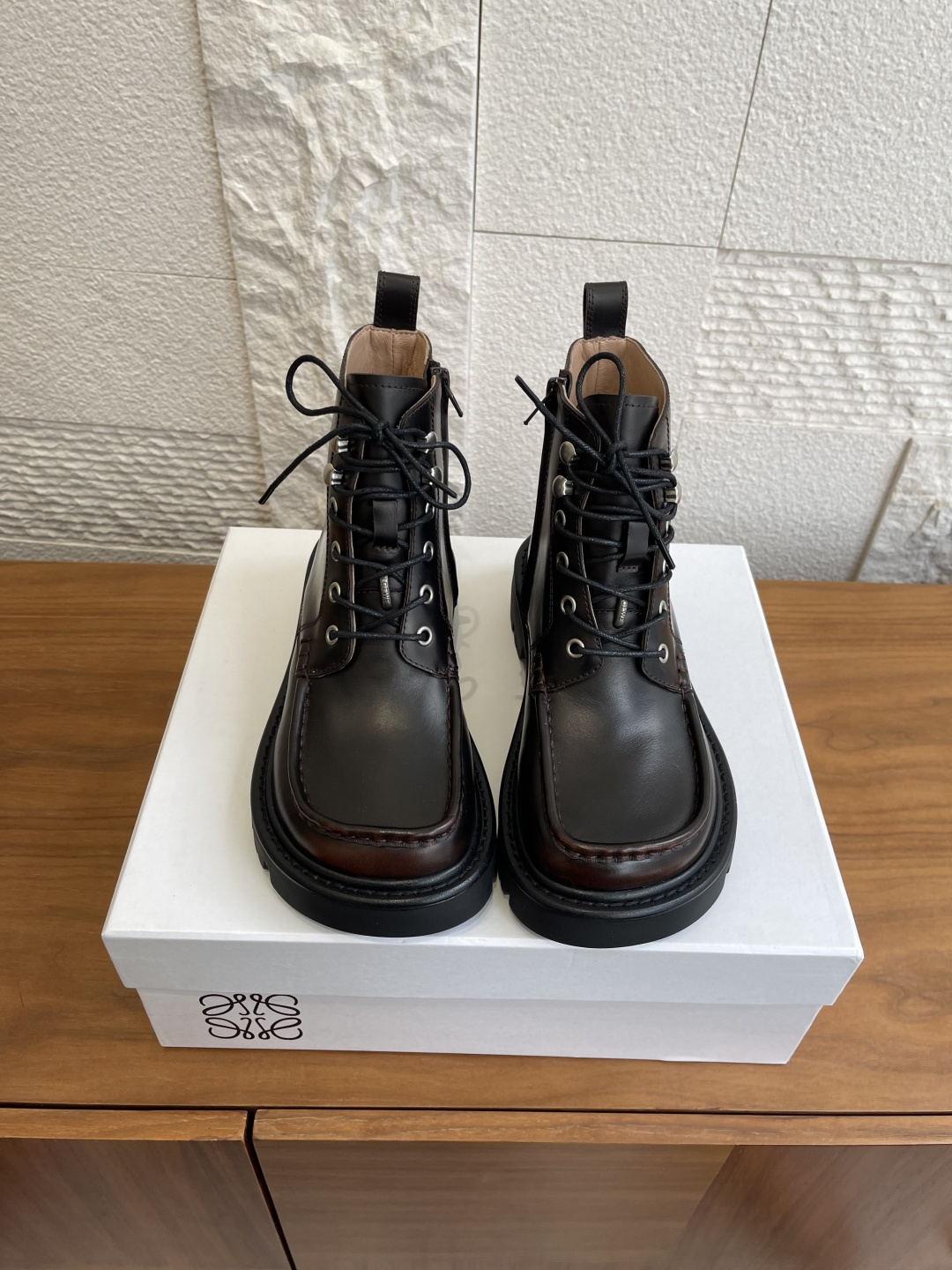 NO:625514,Top version: LOEWE's 2025 autumn and winter new Sierra Martin boots. LOEWE's Martin boots are made of high-quality leather, with smooth and delicate uppers, and are embellished with metal rivets for a super personalized look!  The thick rubber sole is wear-resistant and adds height. The lace-up + side zipper design makes it easy to put on and take off. The cool black color is versatile and can be easily used for commuting and street use. It is both practical and fashionable. It is a must-have popular item in autumn and winter!  !  Fabric imported calfskin/original customized woolen cloth, lining imported sheepskin, outsole original molded rubber outsole Size 35-41 (40 41 custom-made, non-returnable), boots, loewe, loewe, boots, cowhide, sheepskin19860909顶级版本: LOEWE 罗意威 2025 秋冬新款 Sierra 马丁靴 LOEWE 罗意威这款马丁靴,选用优质皮革,鞋面光滑细腻,金属铆钉点缀超有个性！厚底橡胶鞋底耐磨又增高,系带+侧拉链设计,穿脱方便还很有.酷黑配色百搭,通勤、街头都能轻松驾驭,兼具实用与时尚感,是秋冬必入热门单品！！ 面料进口小牛皮/原版定制毛昵布 内里进口羊皮 大底原版开模橡胶大底 Size35-41（40 41定做不退换）,靴子,loewe,loewe,boots,cowhide,sheepskin,Women's Shoes