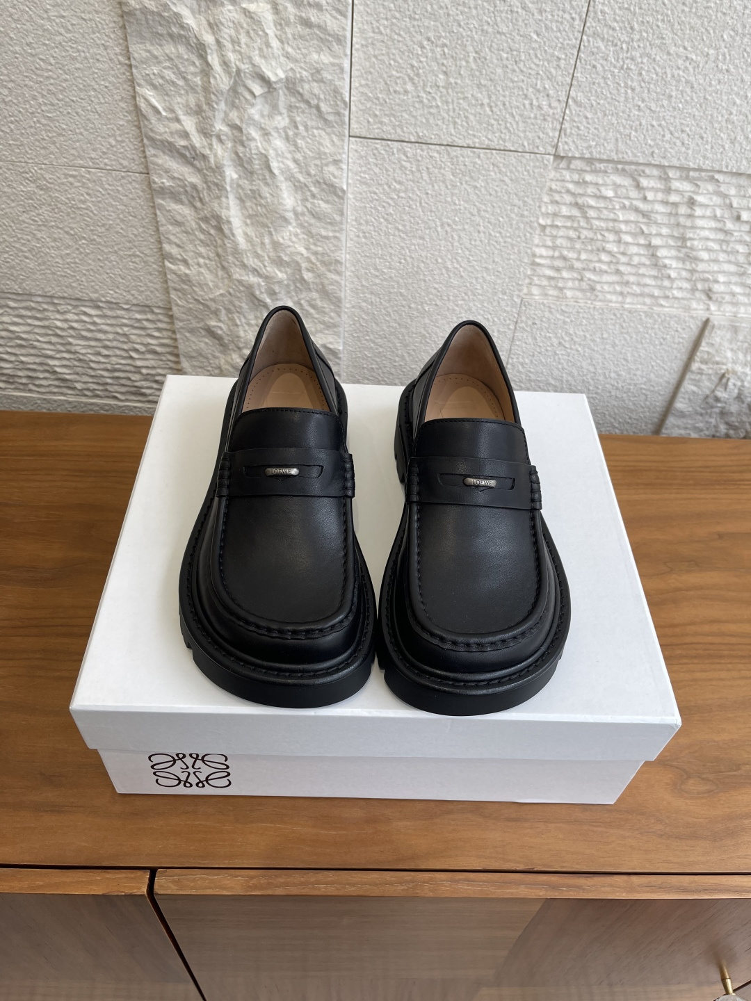 NO:625507,Top version: LOEWE 2025 autumn and winter new Sierra loafers LOEWE adopts a thick toe shape, with a rubber grooved thick sole, and the upper is decorated with metal donut details. It is low-key and recognizable. The jagged thick sole design increases height and is super trendy at the same time, perfectly blending retro and modern styles!  The shoes are loose and suitable for a variety of foot types. The interior is soft and comfortable, so you won’t feel tired even if you wear them for a long time. Whether paired with skirts or trousers, you can easily create a fashionable look and are a versatile item for daily wear!  Fabric imported calfskin/original customized woolen cloth Lining imported sheepskin Outsole Original molded rubber outsole Size 35-41 (custom-made 40 41 non-refundable), loafers, loewe, loewe, loafers, skirts, cowhide, sheepskin19860909顶级版本: LOEWE 罗意威 2025 秋冬新款 Sierra 乐福鞋 LOEWE 罗意威采用厚实鞋头造型,搭配橡胶沟纹厚底,鞋面饰有金属甜甜圈细节.低调又有辨识度.锯齿状厚底设计,增高同时超有潮流感,复古与现代风格完美融合！鞋型宽松,适合多种脚型,内里柔软舒适,长时间穿也不累.无论搭配裙装还是裤装,都能轻松打造时髦造型,是日常穿搭的百搭神器！ 面料进口小牛皮/原版定制毛昵布 内里进口羊皮 大底原版开模橡胶大底 Size35-41（40 41定做不退换）,乐福鞋,loewe,loewe,loafers,skirts,cowhide,sheepskin,Women's Shoes