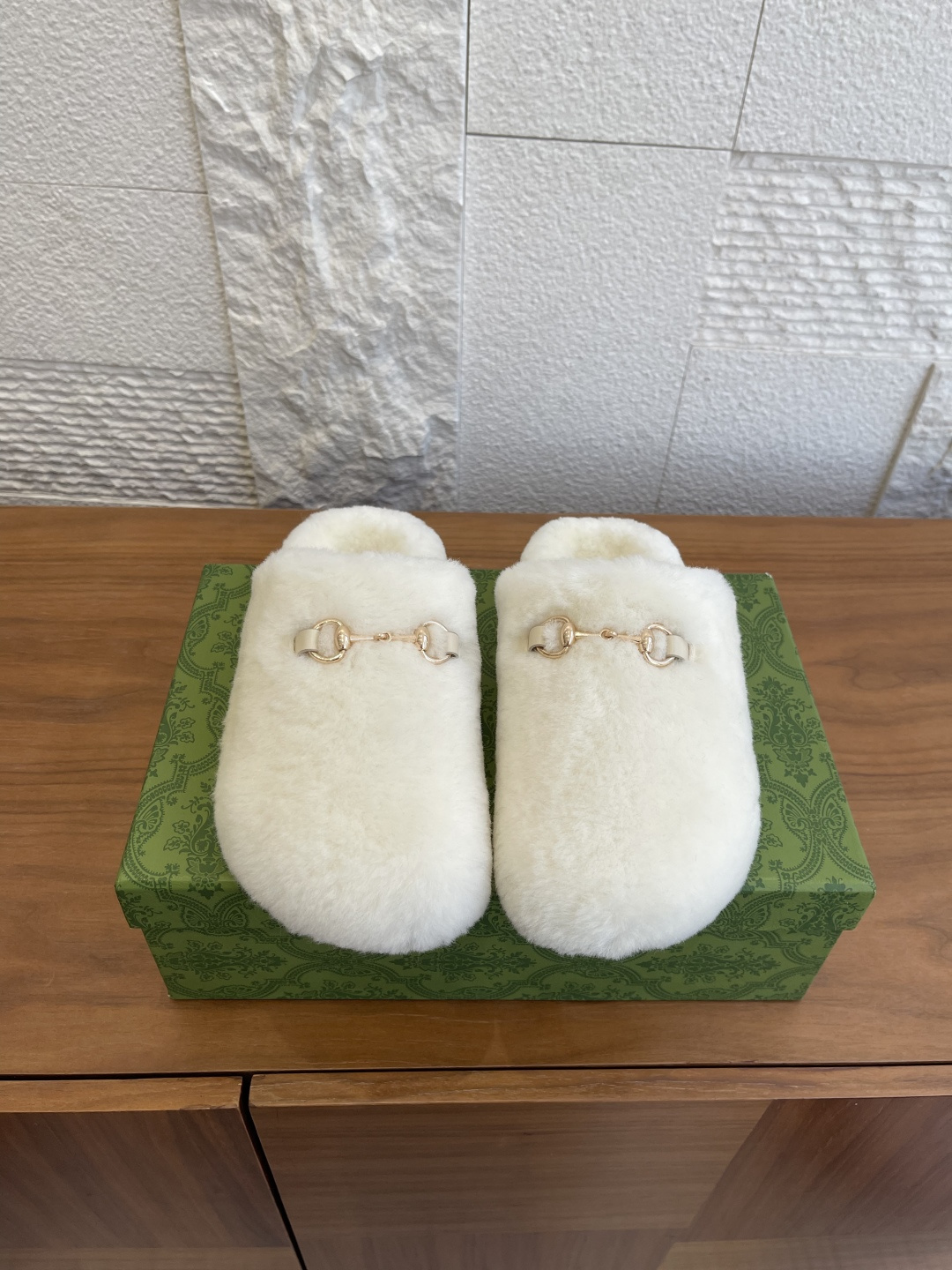 NO:625494,Top version: GUCCI 2025 Autumn and Winter New Style Decorated with horsebit, woolen mules, toe-toe slippers, fur slippers GUCCI Gucci horsebit accessories pay tribute to the brand's equestrian heritage. These women's mules are crafted from silky merino wool and embellished with light gold-tone accessories. The golden double G horsebit is super recognizable, exquisite and luxurious. Thick-soled rubber soles are comfortable to wear and can quietly increase your height. A must-have for daily casual wear in autumn and winter!  Fabric/lining/foot padding wool outsole Italian imported genuine leather outsole Size35-44 (40 and 44 are custom-made and non-returnable), semi-smooth fur shoes, gucci, gucci, Leather soles19860909顶级版本: GUCCI 古驰 2025 秋冬新款 饰马衔扣 羊毛绒 穆勒鞋 包头拖 毛拖 GUCCI古驰马衔扣配件匠心致意品牌马术传承.这款女士穆勒鞋采用丝滑美利奴羊毛匠心打造,缀饰浅金色调配件.金色双G马衔扣超有辨识度,精致又奢华.厚底橡胶鞋底,穿着舒适还能悄悄增高,秋冬日常休闲穿搭必备！ 面料/内里/垫脚羊毛 大底意大利进口真皮大底 Size35-44（40 44定做不退换）,半拖毛毛鞋,gucci,gucci,Leather soles,Women's Shoes