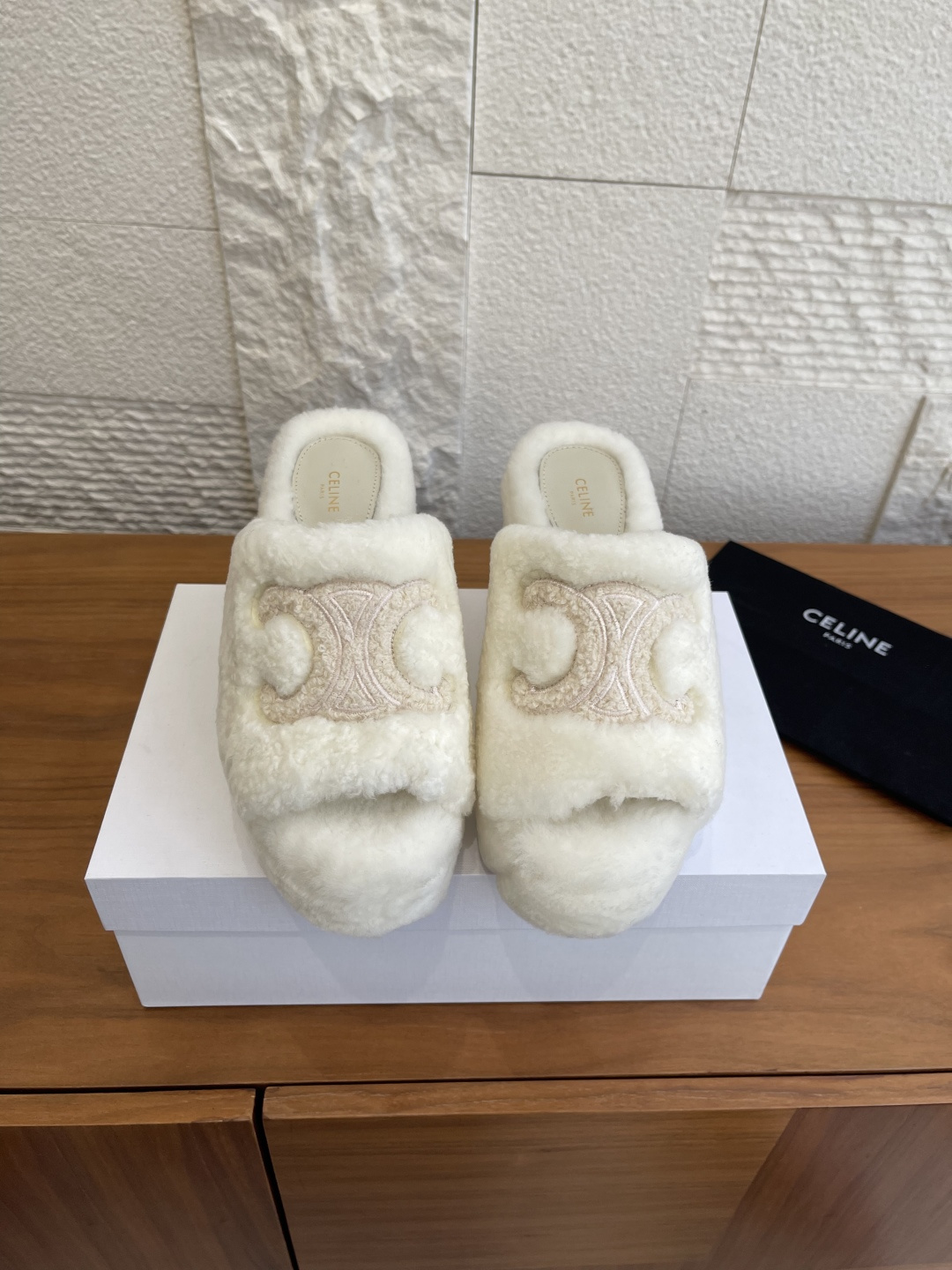 NO:626559,Top version: CELINE 2025 new autumn and winter Arc de Triomphe, thick sole, high heel, fur slippers. Celine's new wool slippers are made of grade A wool imported from Europe. The uppers and feet are decorated with mixed sheepskin logos, and the details are perfect!  TPU soles are wear-resistant and non-slip, comfortable and safe to wear. Thick-soled design increases leg length, super lazy and fashionable with socks in autumn and winter, simple and advanced, easy to control at home and out, warm and versatile. Fabric imported A-grade wool outsole original molded outsole Size35-41 (40 41 customized non-refundable), fur shoes and slippers, celine, celine, slippers, sheepskin, socks19860909顶级版本: CELINE 赛琳 2025 秋冬新款 凯旋门 厚底 高跟 毛拖 Celine赛琳新款羊毛毛毛拖鞋,选用欧洲进口 A级羊毛,鞋面和垫脚点缀混种羊皮Logo,细节满分！TPU鞋底耐磨防滑,穿着舒适又安全.厚底设计增高显腿长,秋冬搭配袜子超慵懒时髦,简约高级,家居外出都能轻松驾驭,保暖又百搭 面料进口A级羊毛 大底原版开模大底 Size35-41（40 41定做不退换）,毛毛鞋拖鞋,celine,celine,slippers,sheepskin,socks,Women's Shoes