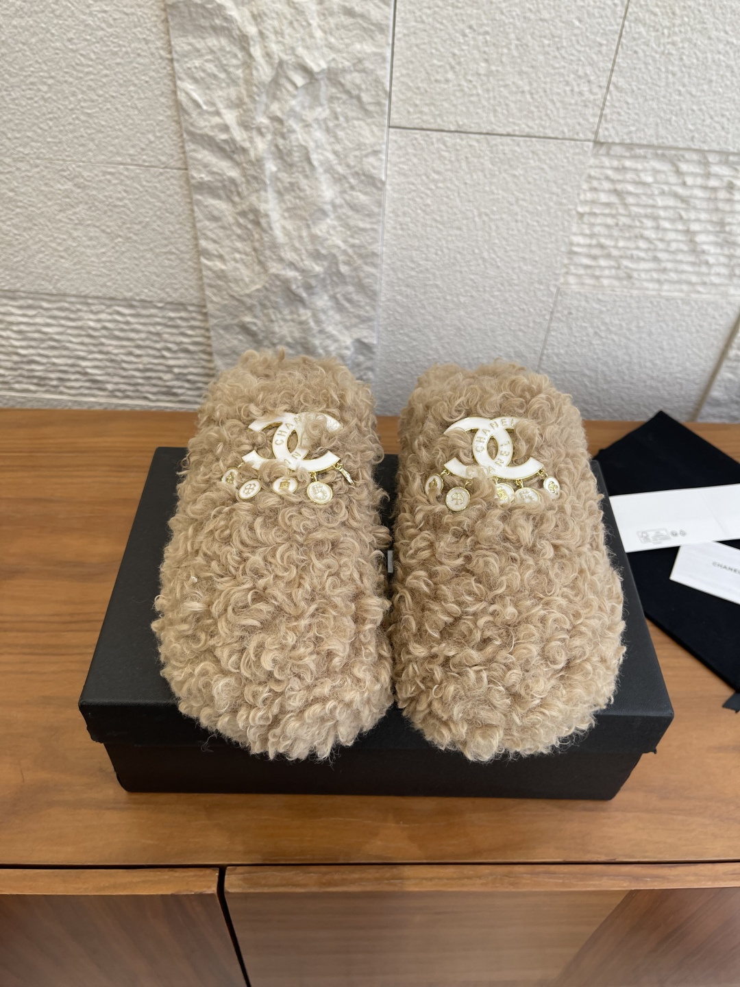 NO:626551,Top version: CHANEL Chanel 2025 new autumn and winter button double C buckle fur slippers Chanel Chanel's teddy slippers are decorated with double C logo on the upper, and the overall furry texture is very comfortable. This kind of slippers are usually made of wool or other soft materials, suitable for autumn and winter seasons, and can provide good thermal insulation effect. The double C logo indicates that it may be a certain brand's iconic design, with a certain sense of fashion and brand value.  This type of slippers is suitable for indoor wear. The soles are light and not bulky, and they will not look too casual even when going out. It is important to choose the right size. It is generally recommended to buy one size larger to ensure comfort. The upper is imported teddy hair, the sole is original molded wear-resistant raw rubber outsole, Size 35-41 (41 customized, non-returnable), semi-furry shoes, chanel, chanel, slippers19860909顶级版本: CHANEL 香奈儿 2025 秋冬新款 钮扣 双C扣 毛拖 Chanel 香奈儿这款泰迪毛拖鞋,鞋面上装饰有双C标志,整体毛茸茸的质感非常舒适.这种拖鞋通常由羊毛或其他柔软材料制成,适合秋冬季节穿着,能够提供良好的保暖效果.双C标志表明它可能是某品牌的标志性设计,具有一定的时尚感和品牌价值. 这类拖鞋适合室内穿着,鞋底轻薄不笨重,即使外出也不会显得过于随意.选择合适的尺码很重要,一般建议买大一号以确保舒适度. 鞋面进口泰迪毛 鞋底原版开模耐磨生胶大底 Size35-41（41定做不退换）,半拖毛毛鞋,chanel,chanel,slippers,Women's Shoes