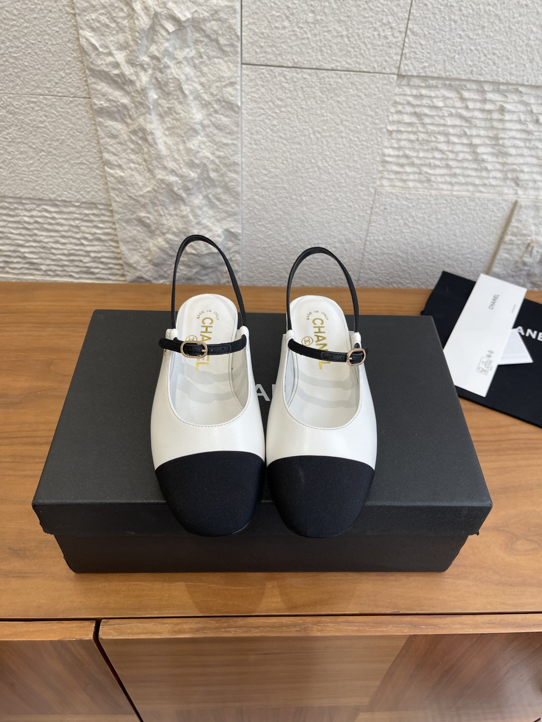 NO:626543,Top version: CHANEL Chanel 26ss spring and summer catwalk style back empty half drag sandals Mary Jane  Chanel classic Mary Jane shoes, sheepskin + black striped cloth color matching design, high-quality lambskin material, soft and durable. Square toe + bow detail, French retro elegance. The back wrist strap is adjustable, stable and fashionable to wear. The flat design is suitable for daily commuting or leisure, comfortable and versatile. It can be easily worn in skirts or trousers, and is one of the popular items in Chanel shows. The upper is imported lambskin, the lining is imported silk sheepskin, and the sole is imported Italian leather outsole  Size35-41 (41 customized, non-refundable), sandals, chanel, chanel, sandals, mary jane, skirts, sheepskin, Leather soles19860909顶级版本: CHANEL 香奈儿 26ss 春夏走秀款 后空 半拖 凉鞋 玛丽珍 Chanel香奈儿经典玛丽珍鞋,羊皮+黑色条纹布拼色设计,优质小羊皮材质,柔软又耐用.方头+蝴蝶结细节,法式复古优雅满分.后空腕带可调节,穿着稳固又时髦.平底设计,日常通勤或休闲都很适合,舒适又百搭.无论裙装还是裤装都能轻松驾驭,是香奈儿秀场热门单品之一. 鞋面进口小羊皮 内里进口丝绸羊皮 鞋底意大利进口真皮大底 Size35-41（41定做不退换）,凉鞋,chanel,chanel,sandals,mary jane,skirts,sheepskin,Leather soles,Women's Shoes