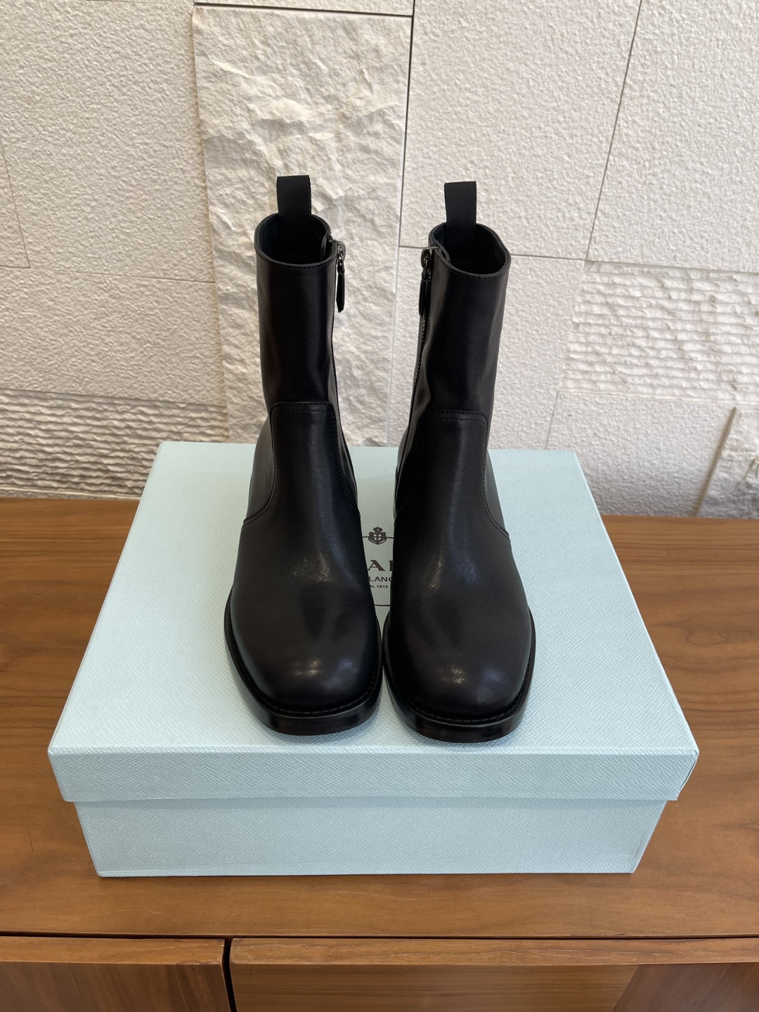 NO:628049,Top version: PRADA 2025 new autumn and winter minimalist retro western cowboy boots short boots. These short boots are made of first-layer cowhide. The upper is smooth and textured, and the low-key luster is awesome!  The straight design + low heel is comfortable and fashionable, and can be easily used for commuting and leisure. The interior is soft and breathable, and it does not feel stuffy when worn for a long time. It is very suitable for autumn and winter. The black color is versatile and looks good with any outfit. It can be easily held in either suit pants or skirts!  Fabric imported first-layer cowhide, lining imported sheepskin, outsole original molded rubber outsole Size 35-40 (customized for 40, non-returnable), boots, prada, prada, boots, skirts, business suit, cowhide, sheepskin19860909顶级版本: PRADA 普拉达 2025 秋冬新款 极简 复古西部牛仔靴 短靴 这款短靴选用头层牛皮,鞋面光滑有质感,低调光泽感超赞！直筒设计＋低跟,舒适又时髦,通勤休闲都能轻松驾驭.内里柔软透气,长时间穿也不闷脚,秋冬季节超适合.黑色百搭,怎么搭都好看,无论西装裤还是裙装都能轻松hold住！ 面料进口头层牛皮 内里进口羊皮 大底原版开模橡胶大底 Size35-40（40定做不退换）,靴子,prada,prada,boots,skirts,business suit,cowhide,sheepskin,Women's Shoes