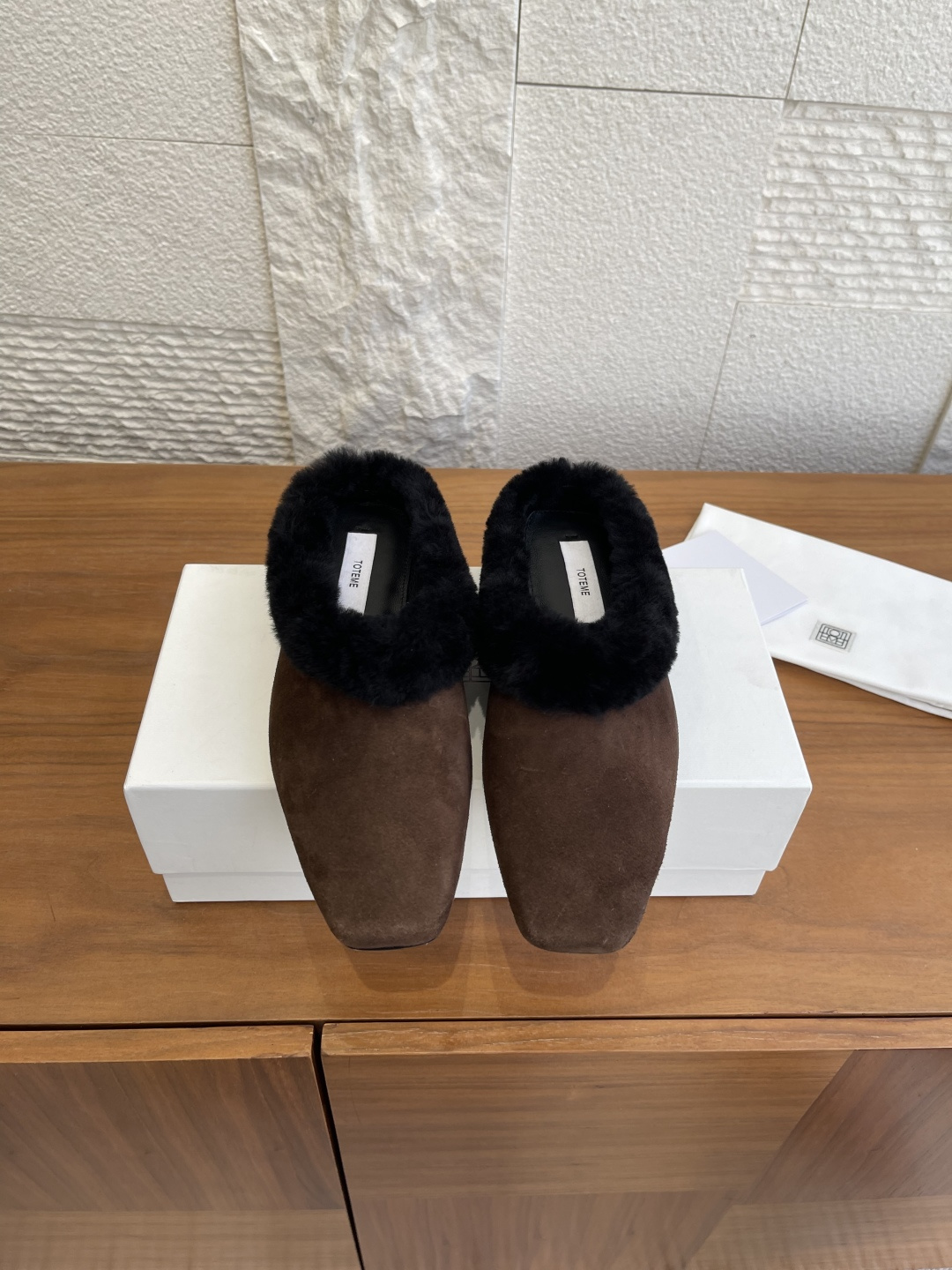 NO:628041,Top version: TOTEME 2025 new autumn and winter style Nordic minimalist style square toe flat bottom fur slippers half slippers mules TOTEM's winter half slippers are equipped with a slender square toe, suitable for daily wear, showing casual charm. Made of soft lamb suede, fully lined with suede shearling, and the sole is a non-slip rubber sole. The shoe mouth is black high-density artificial plush, soft and warm, super comfortable to wear in autumn and winter!  Minimalist lines + plush details, the Nordic minimalist or light and sophisticated style can be easily controlled, and it looks great with wide-leg pants and knitted skirts. Fabric imported suede, lining wool, padding sheepskin outsole, genuine leather outsole imported from Italy Size 35-41 (40 41 customized, non-returnable), semi-slip fur shoes, skirts, sheepskin, chamois leather, Leather soles19860909顶级版本: TOTEME 2025 秋冬新款 北欧极简风格 方头 平底 毛拖 半拖 穆勒鞋 TOTEM这款冬装半拖配有纤长方头,适合日常穿搭,展现随性魅力.以柔软羔羊绒面制成,配有的绒面剪羊毛全衬,鞋底为防滑橡胶底.鞋口黑色高密度人造毛绒,柔软又保暖,秋冬穿超舒服！极简线条+毛绒细节,北欧极简or轻熟风都能轻松驾驭,搭配阔腿裤、针织裙都很出彩. 面料进口麂皮 内里羊毛 垫脚羊皮 大底意大利进口真皮大底 Size35-41（40 41定做不退换）,半拖毛毛鞋,skirts,sheepskin,chamois leather,Leather soles,Women's Shoes